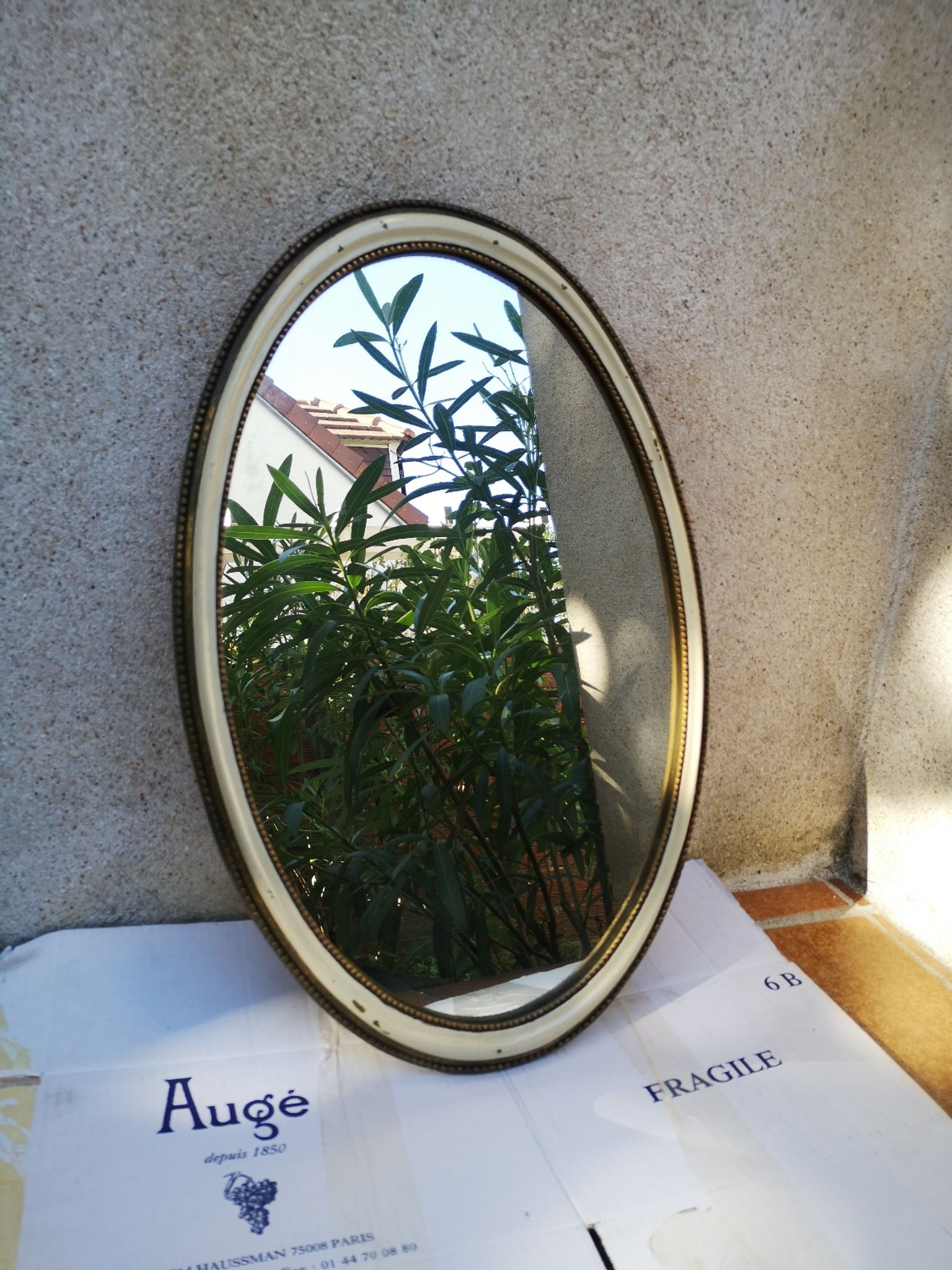 Ancien miroir ovale guilloché doré et peint