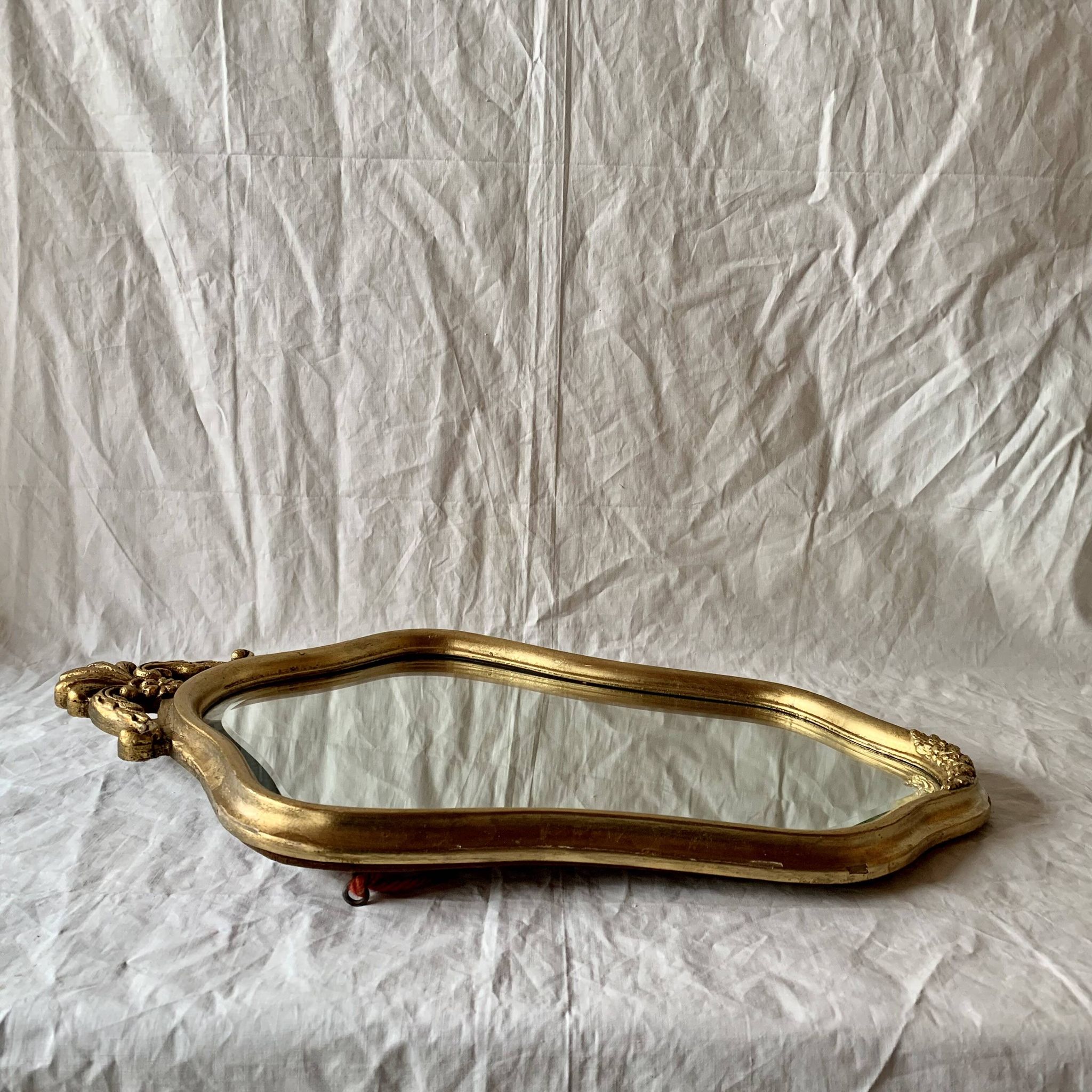 Ancien miroir mural biseauté en bois massif doré