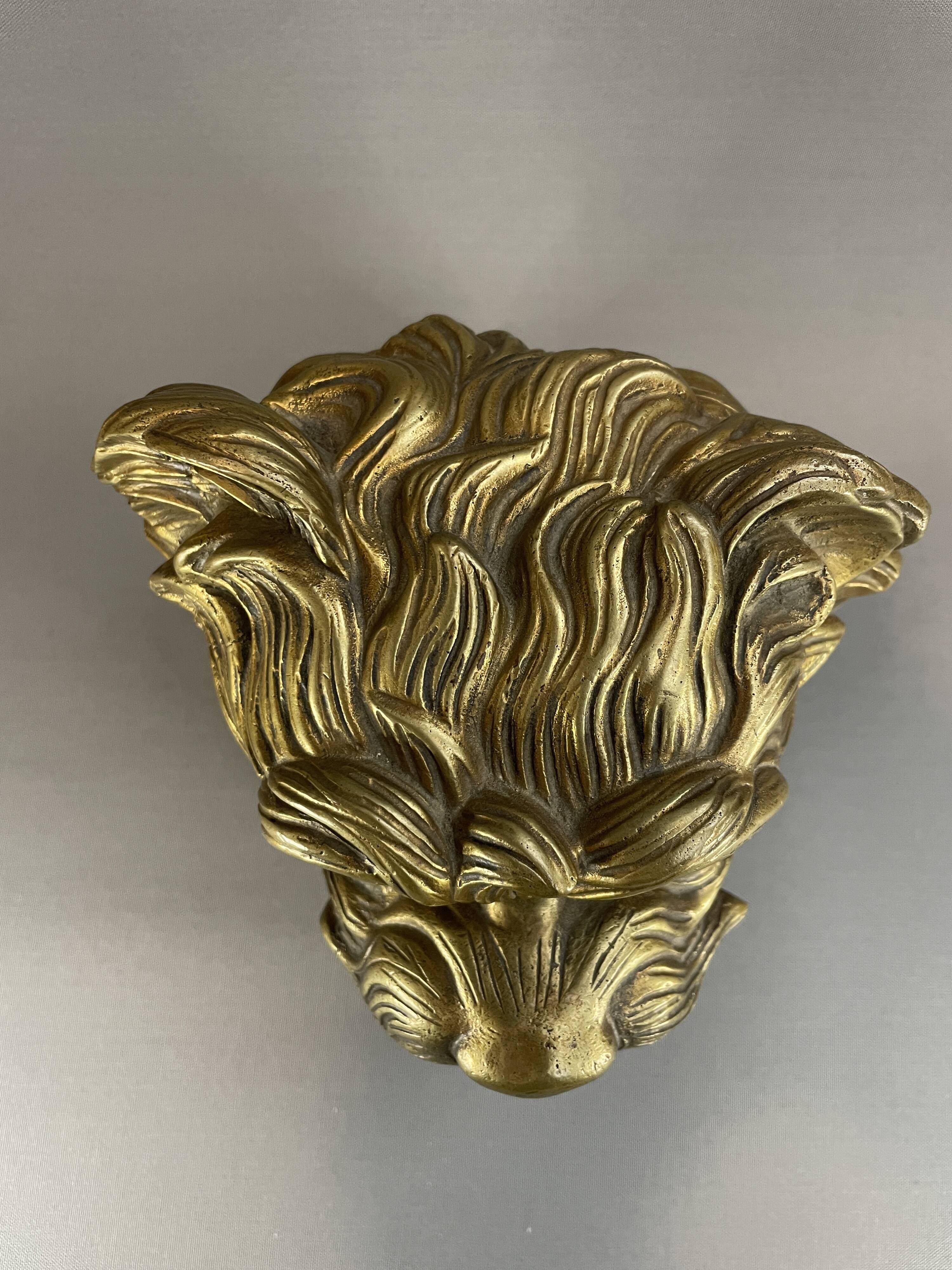 Pot à tabac en bronze en forme de tête de chien, vers 1900