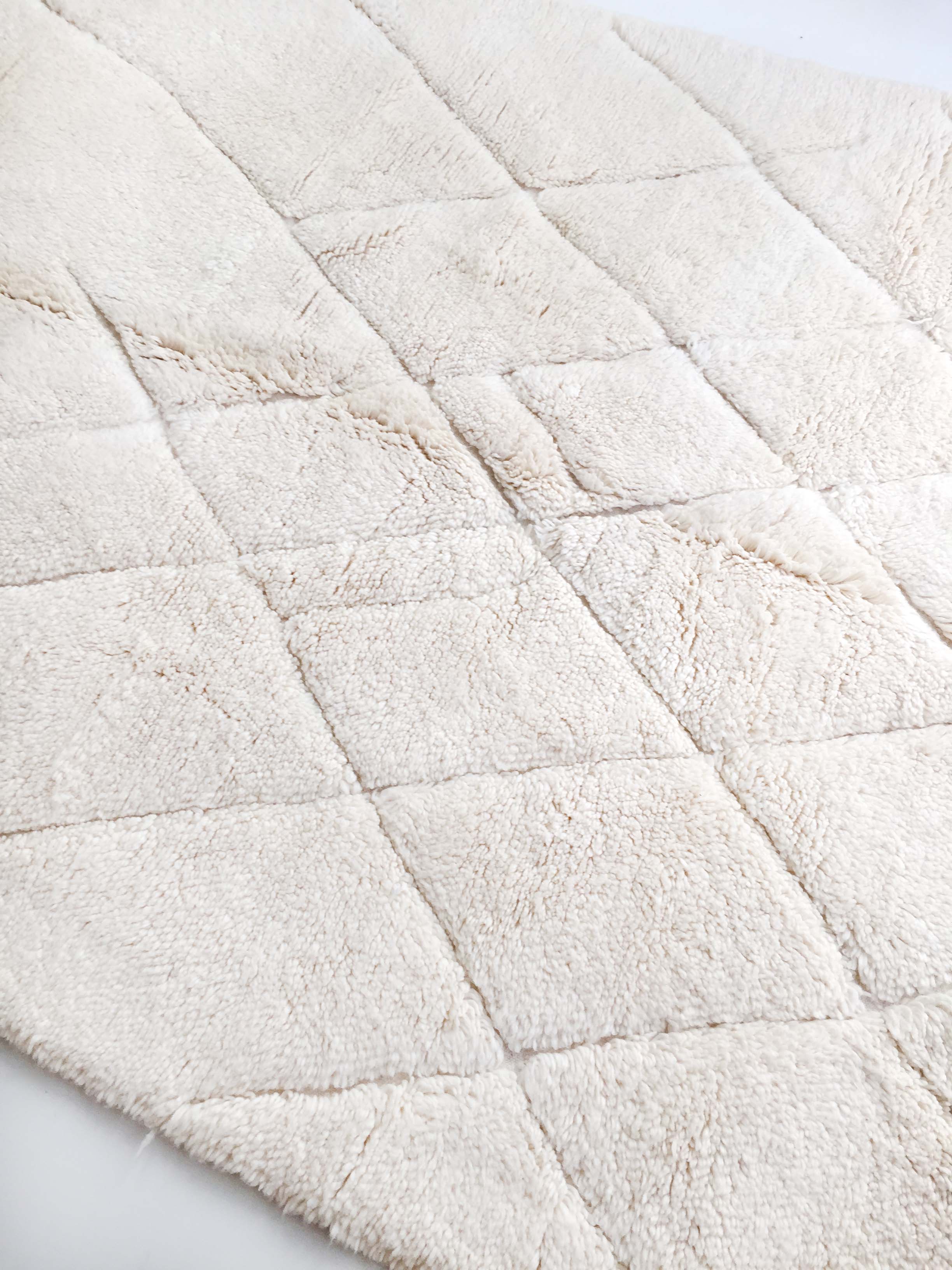 Moroccan Berber carpet Beni Ouarain unbleached with engraved patterns 289x196cm