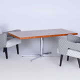 Table basse en noyer restaurée du milieu du siècle, acier chromé, Tchéquie, années 1960
