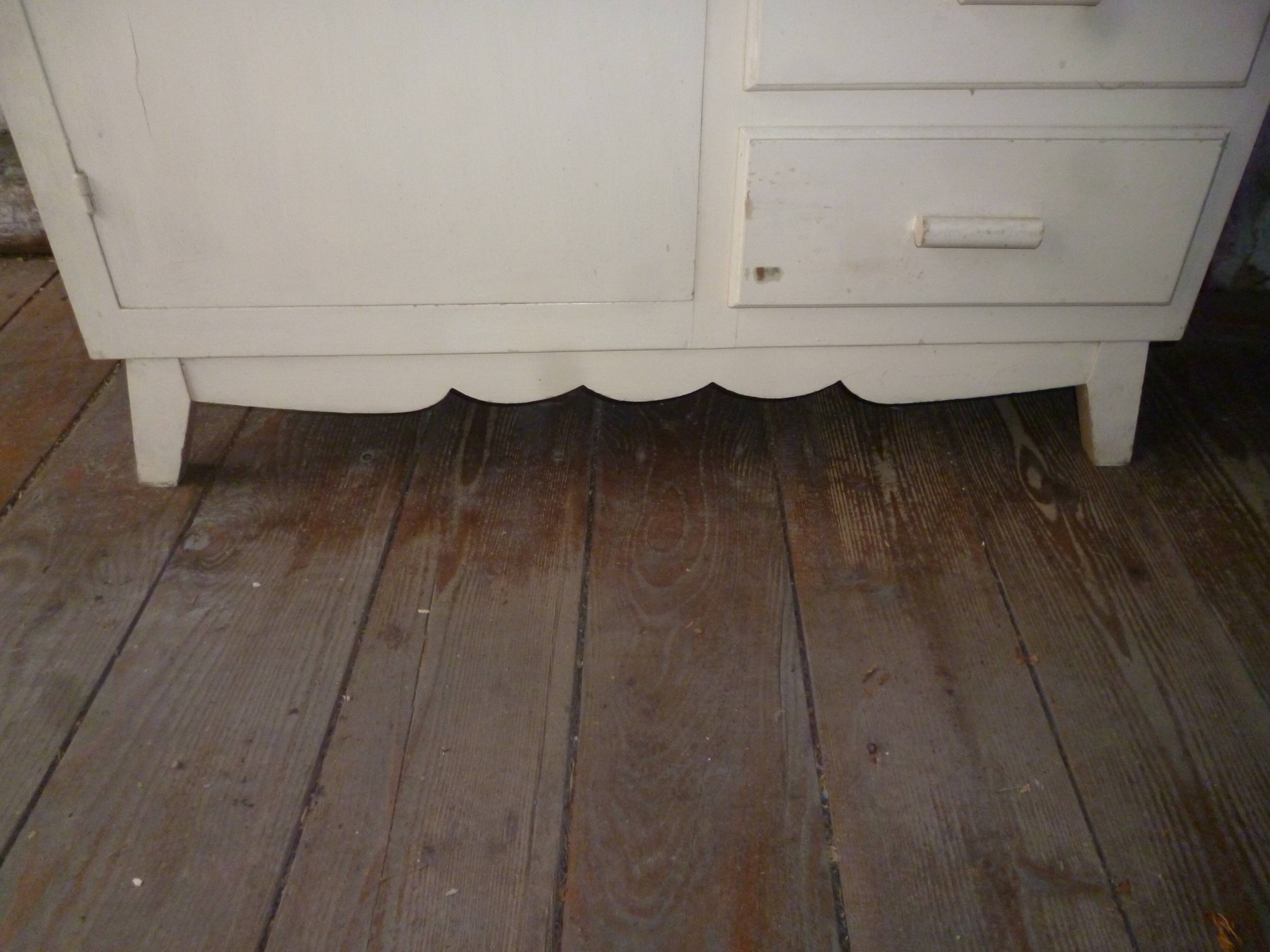 Small parisian wardrobe