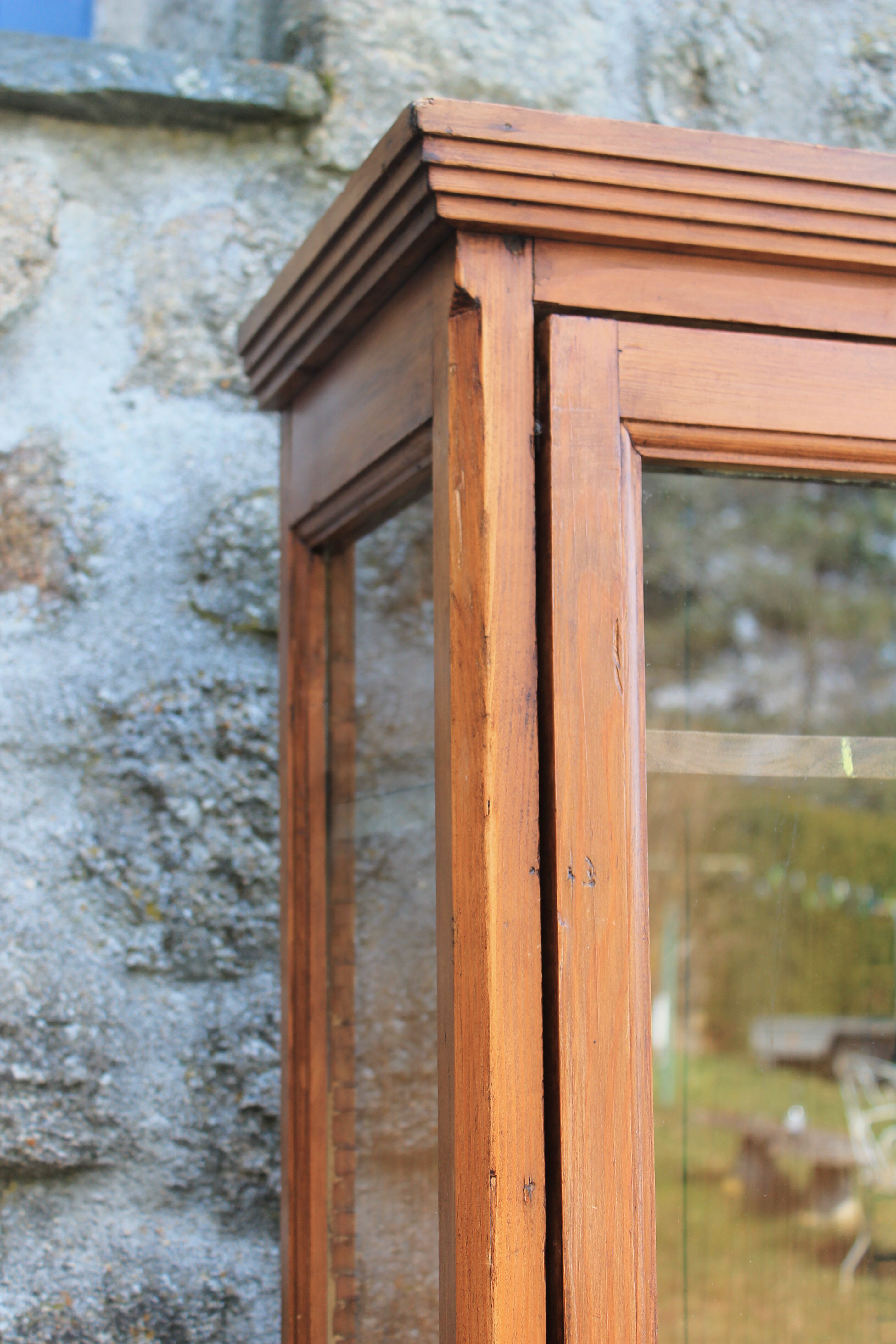 Corner store showcase