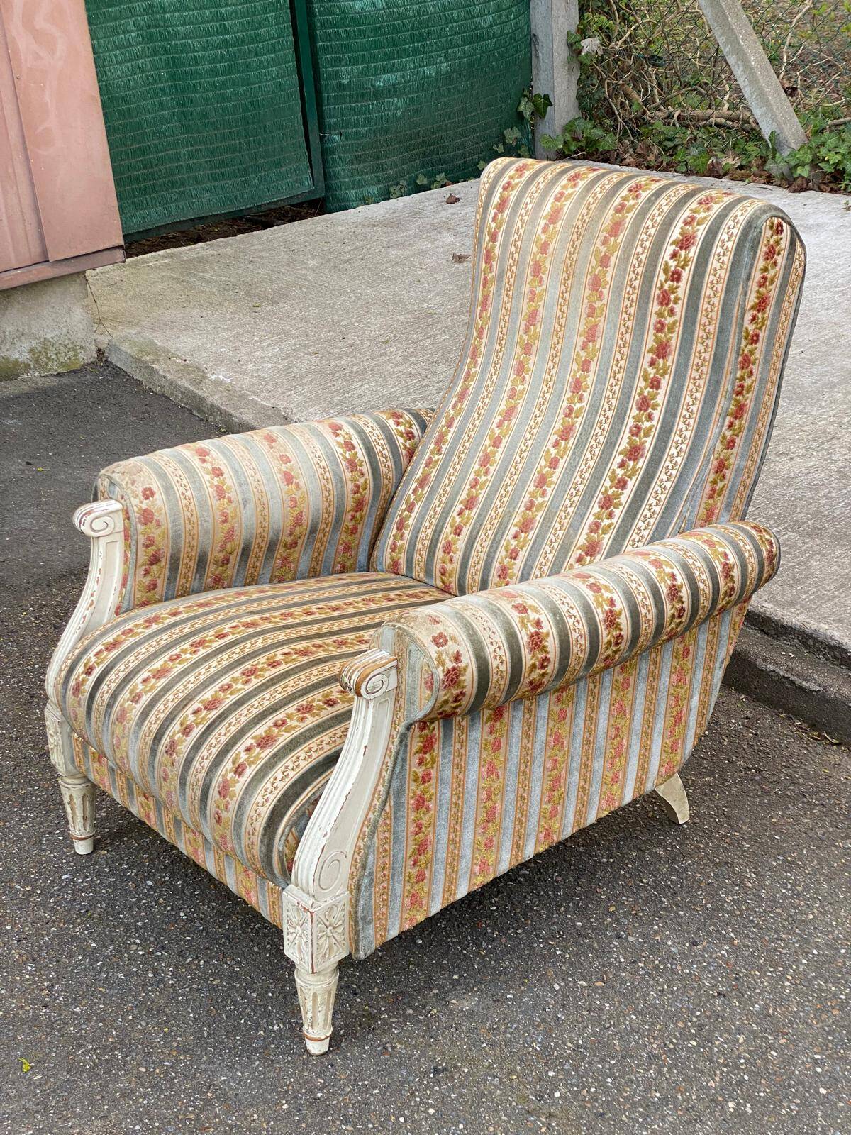 2 Louis XVI bergère armchairs in solid wood with beige and blue embroidered fabric.
