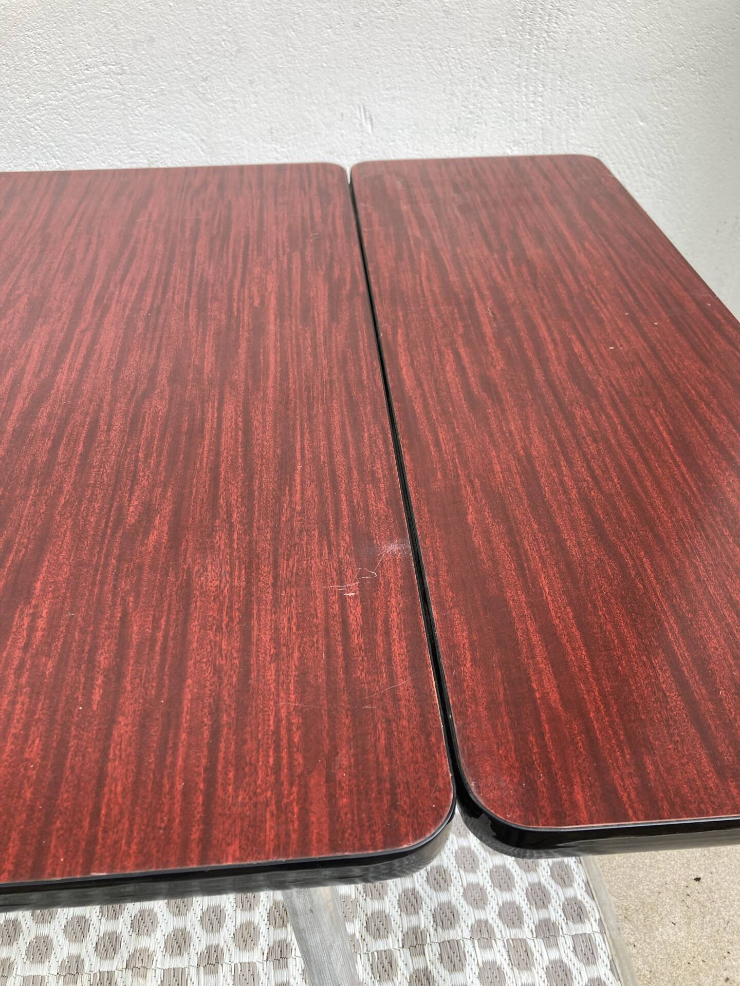 Table Formica jpp couleur lie de vin