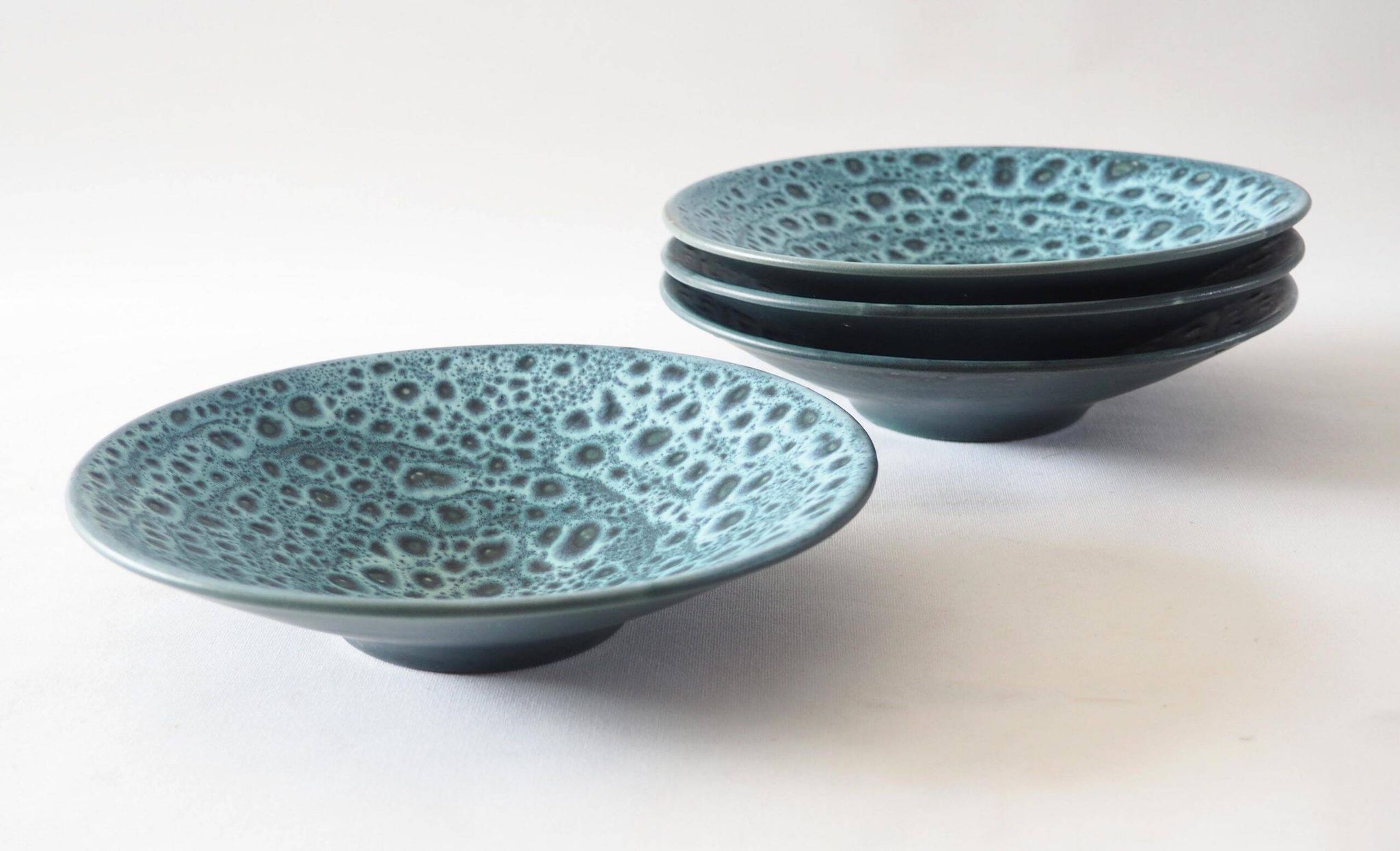 Service assiettes et plats fat lava bleu