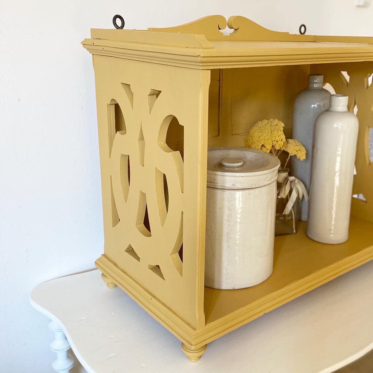 Fine yellow shelf XIXth