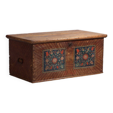 Old storage trunk with floral patterns (c.1865)