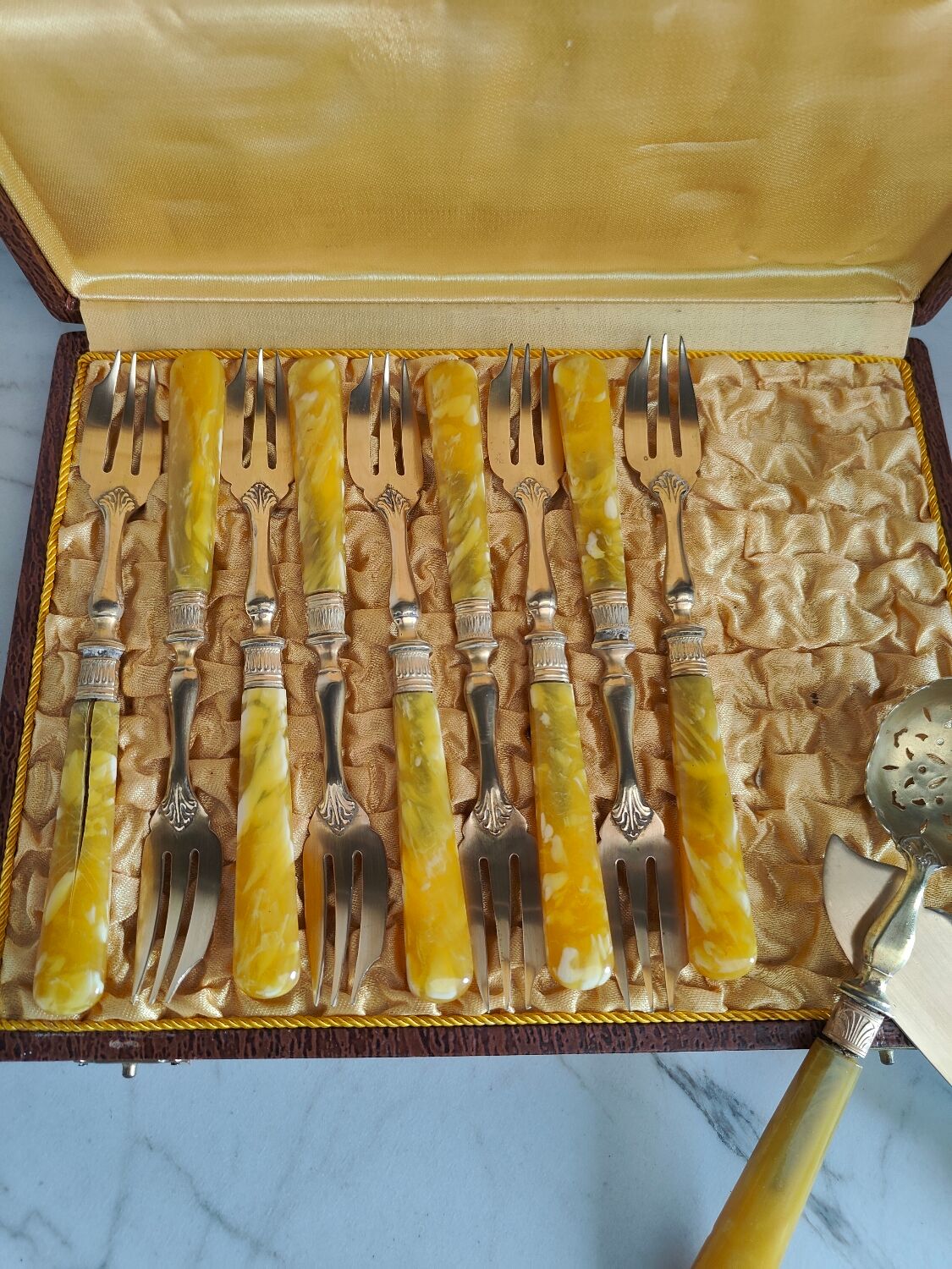 Set of dessert cutlery
