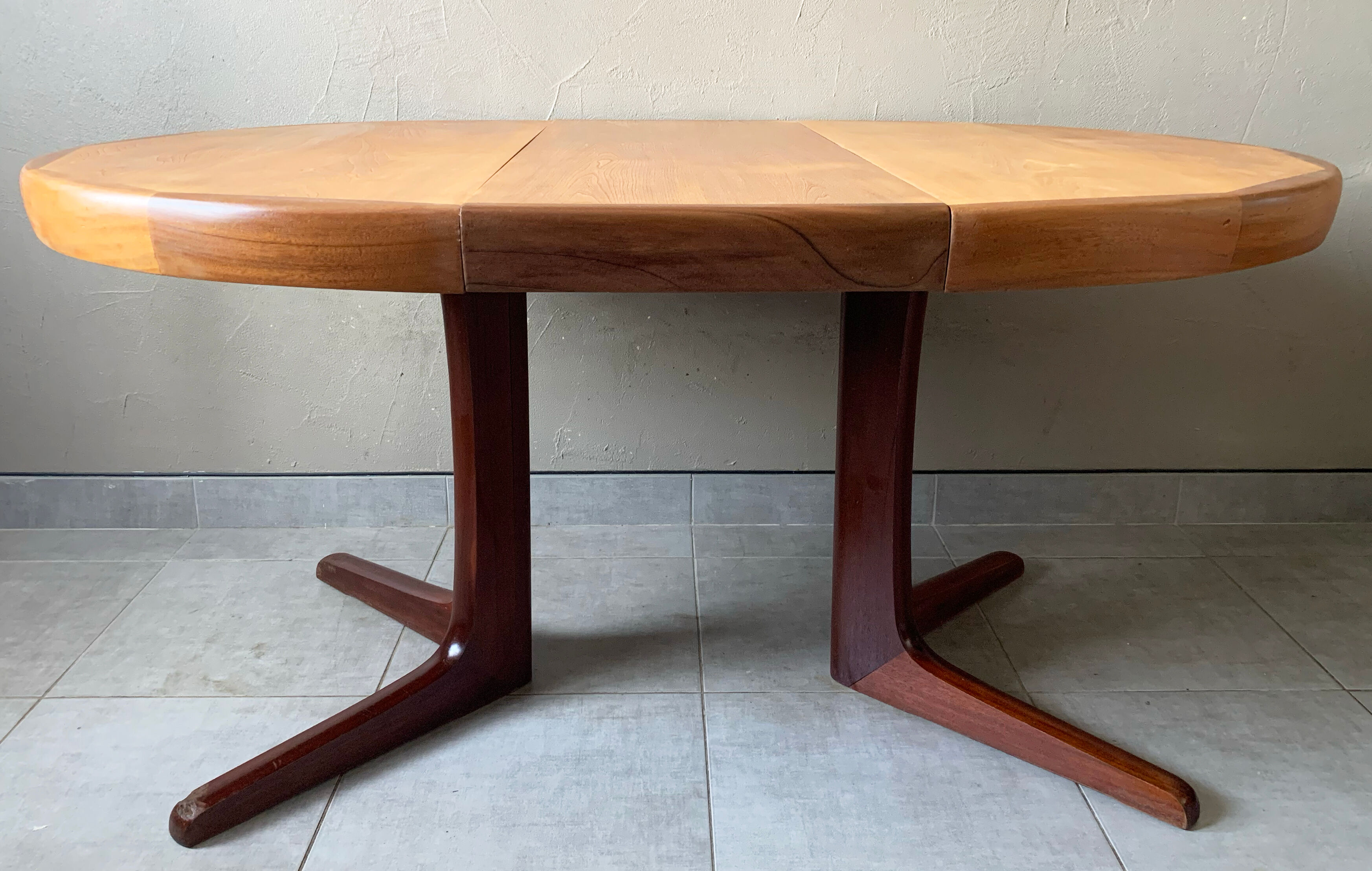 Vintage round Scandinavian table with extendable star center leg