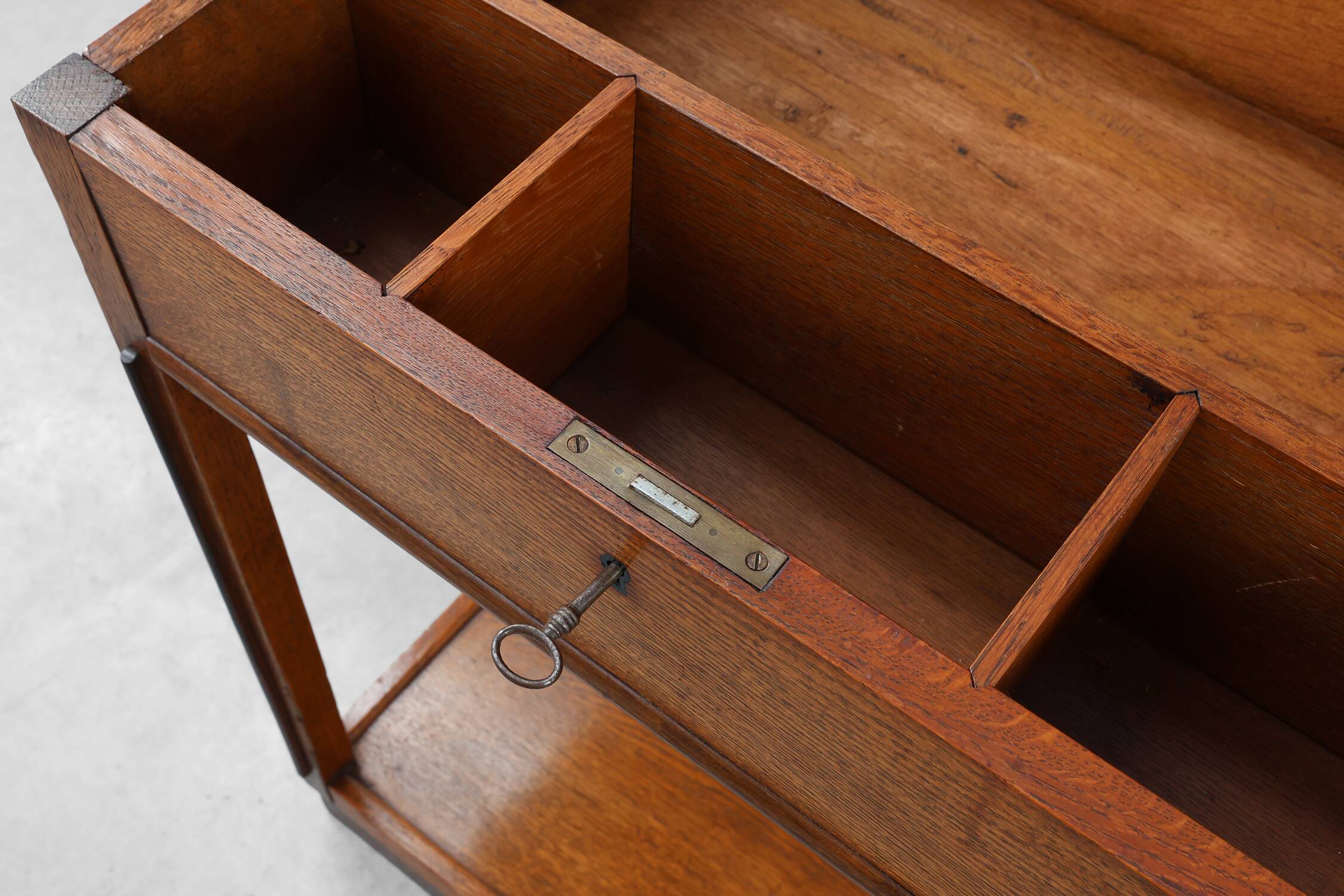 Table d'appoint ou cabinet de style École d'Amsterdam, Pays-Bas vers 1915