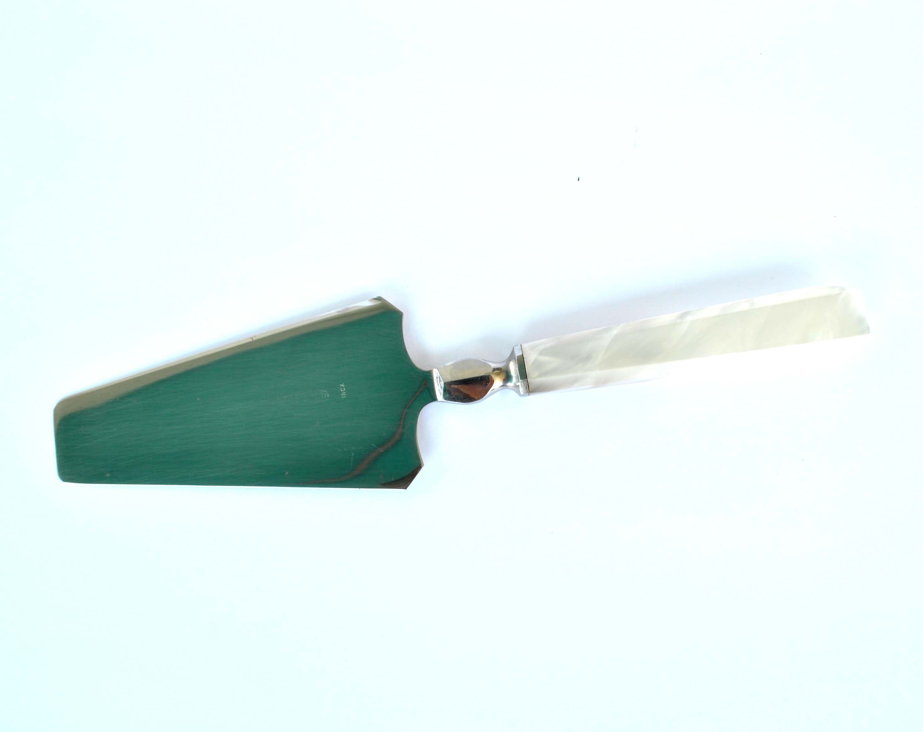 Vintage pie shovel by Streisguth in stainless steel and pearly resin handle
