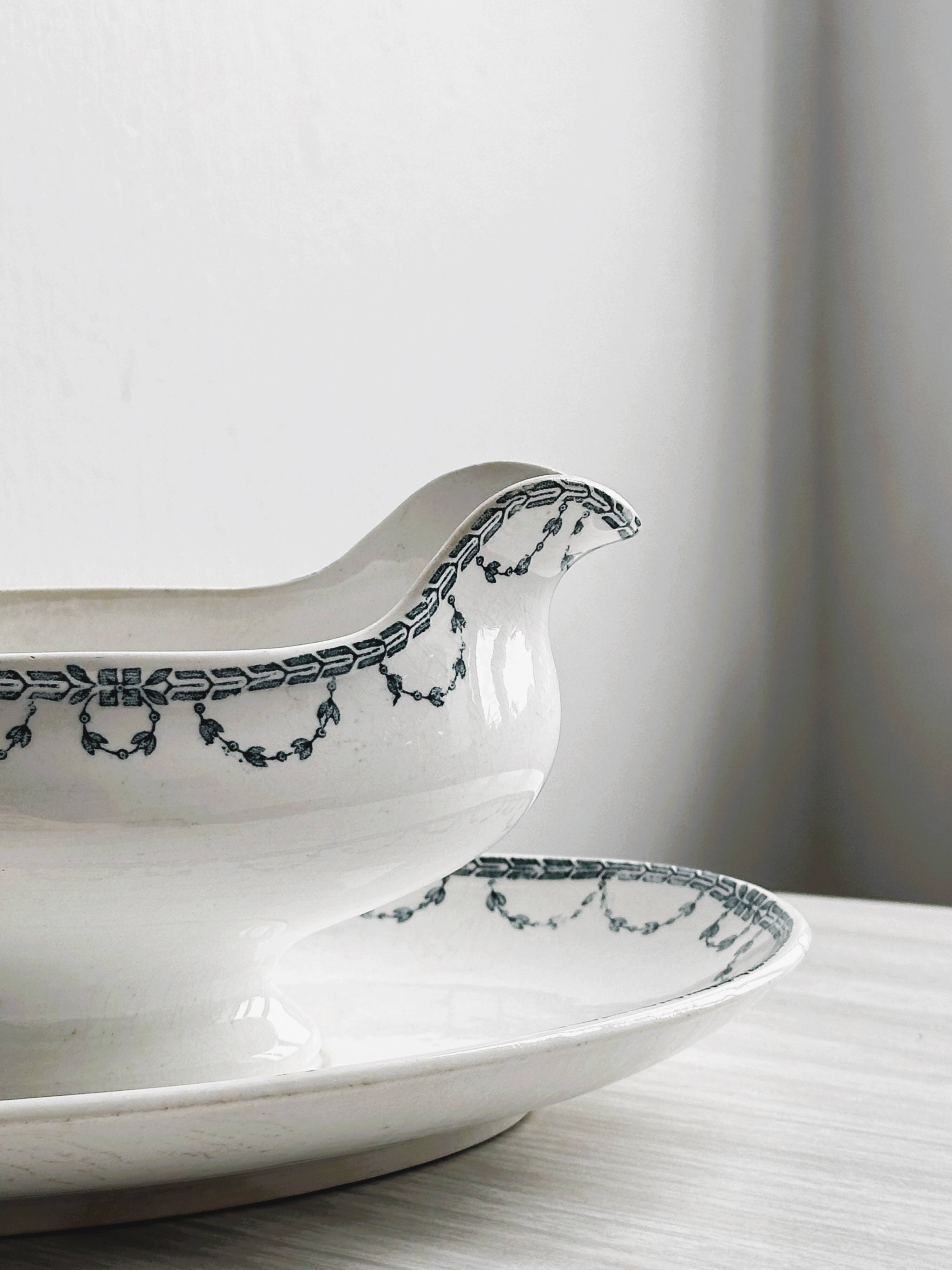 Gravy boat on earthenware frame Digoin Sarreguemines Faust.