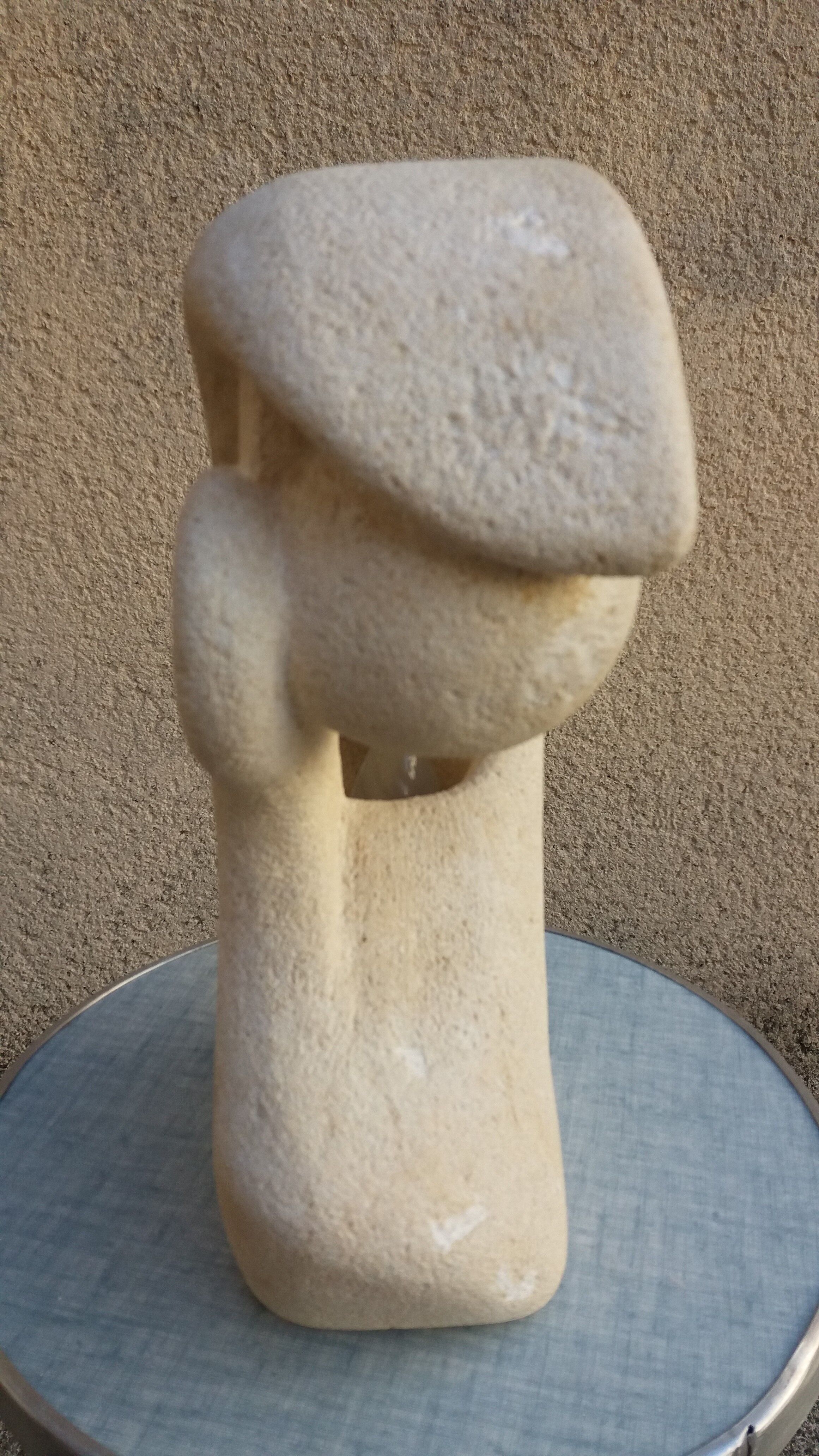 Light stone carved to Albert Tormos