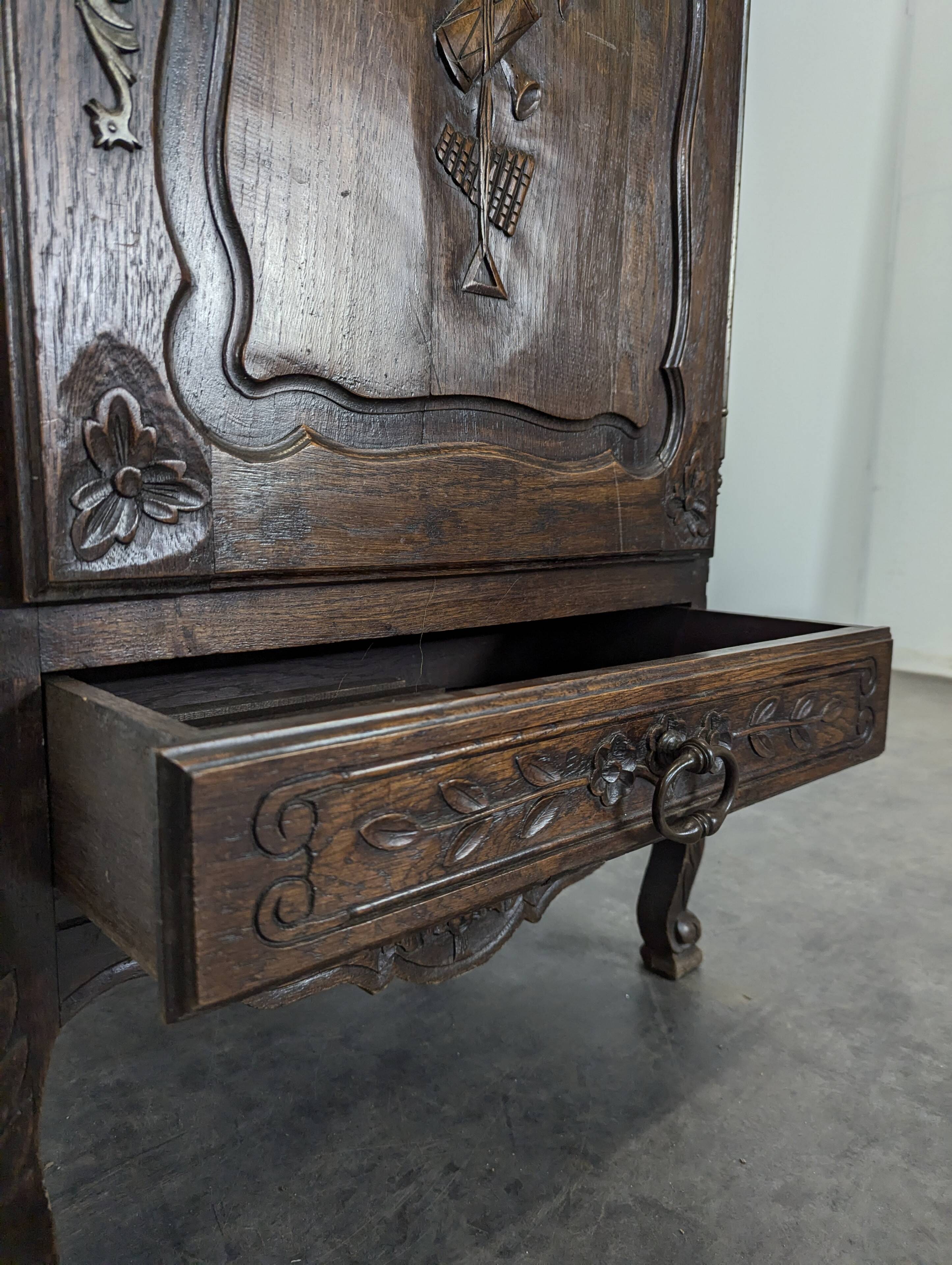 Provençal-style silver bonnet in walnut