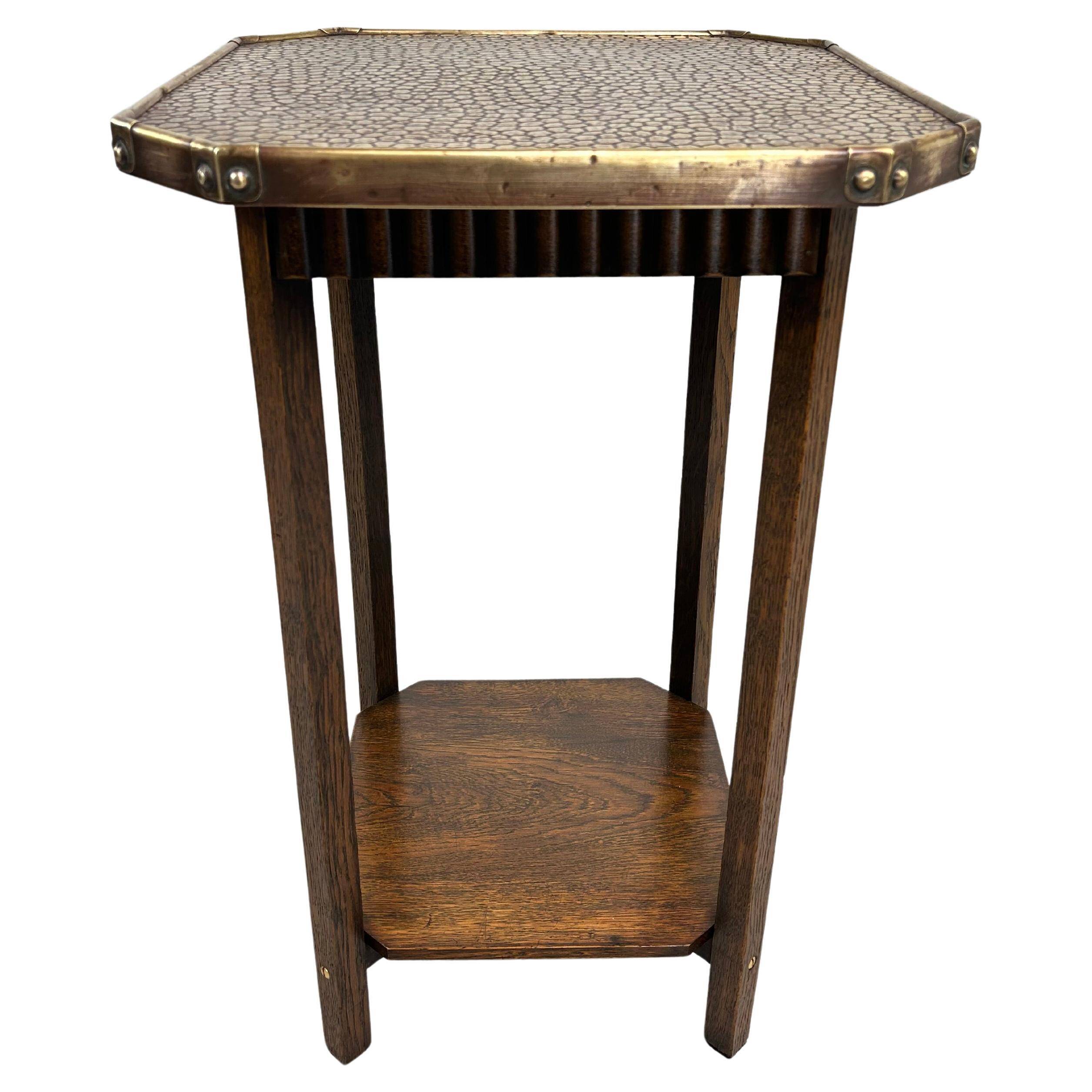 Table d'appoint Jugendstil avec plateau en laiton martelé