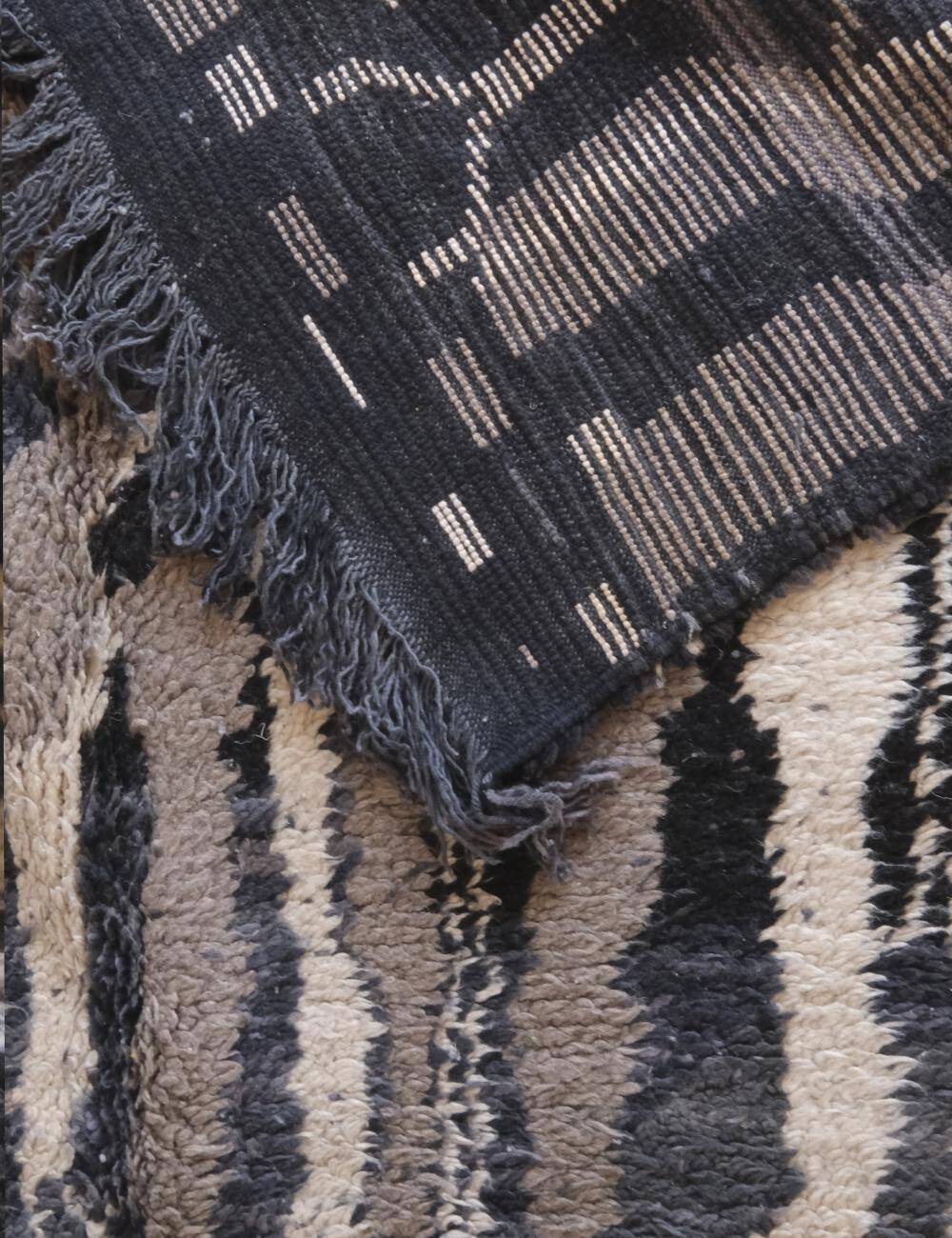 Contemporary Berber Rug - 278 x 173 cm