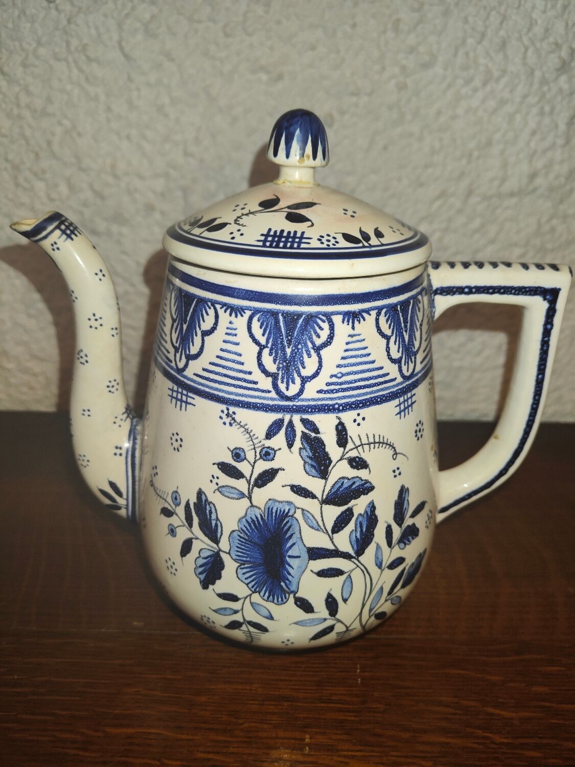 Henriot Quimper earthenware coffee set with floral decoration and elegant blue