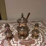 Set salt, pepper and mustard