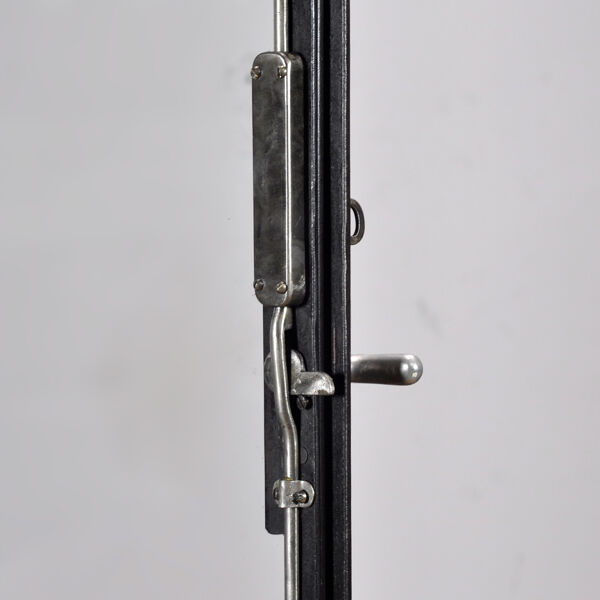 Cabinet médical en fer poli, années 1930