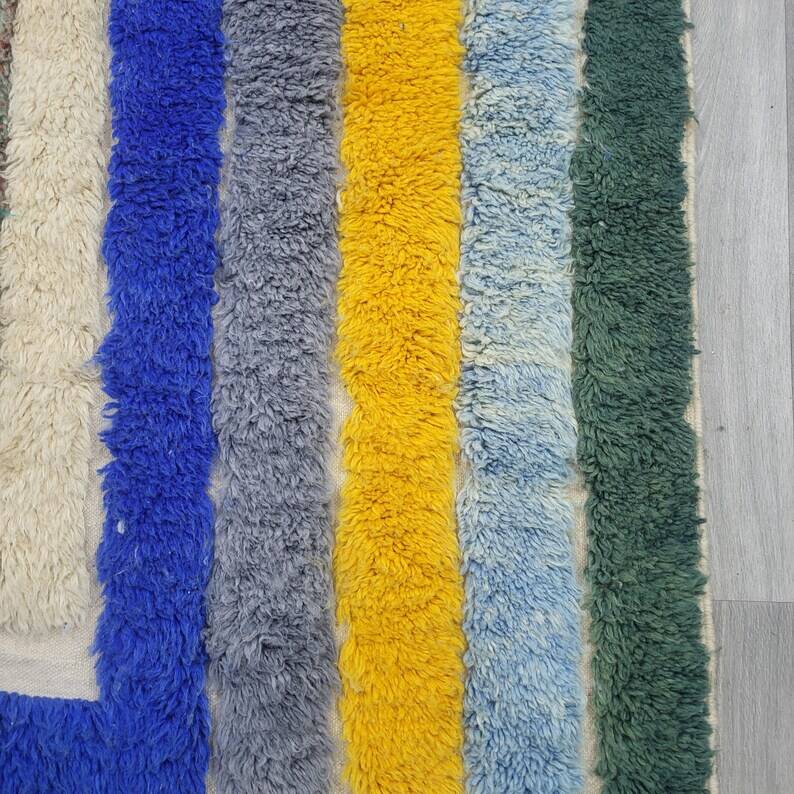 Off-white Moroccan rug with geometric patterns, 250cm x 150cm