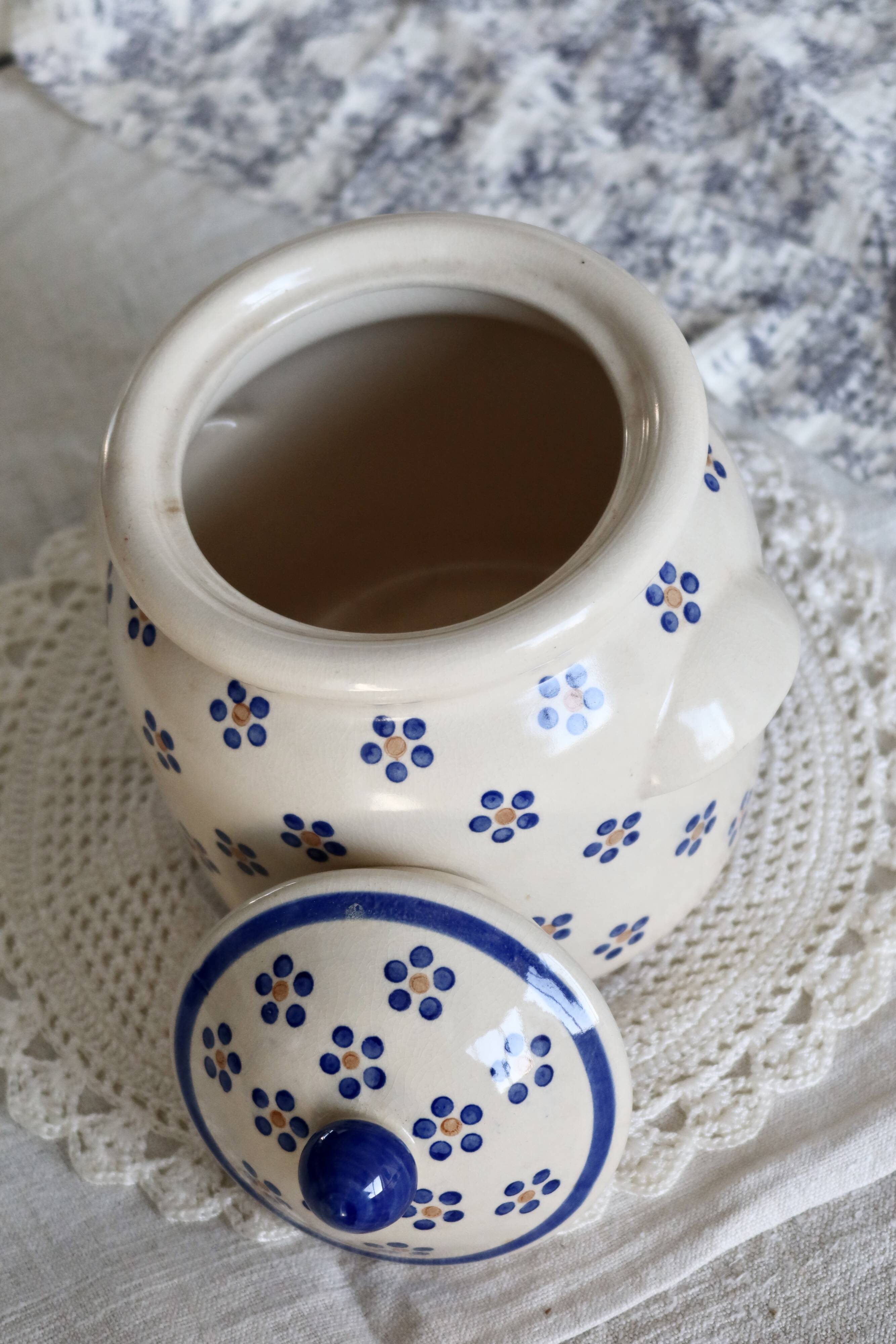 Vintage beige earthenware bonbonnière - Hand-painted blue floral decoration