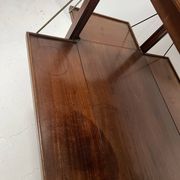 Table a desservir en acajou a décor de filet de marquèterie XX siècle