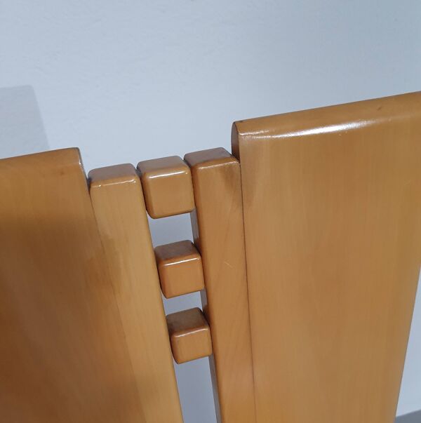 Chaise Mycene de Ferdinando Meccani pour Meccani Arredamenti, 1978. Chaise en merisier. Dimensions 43,5 x 44