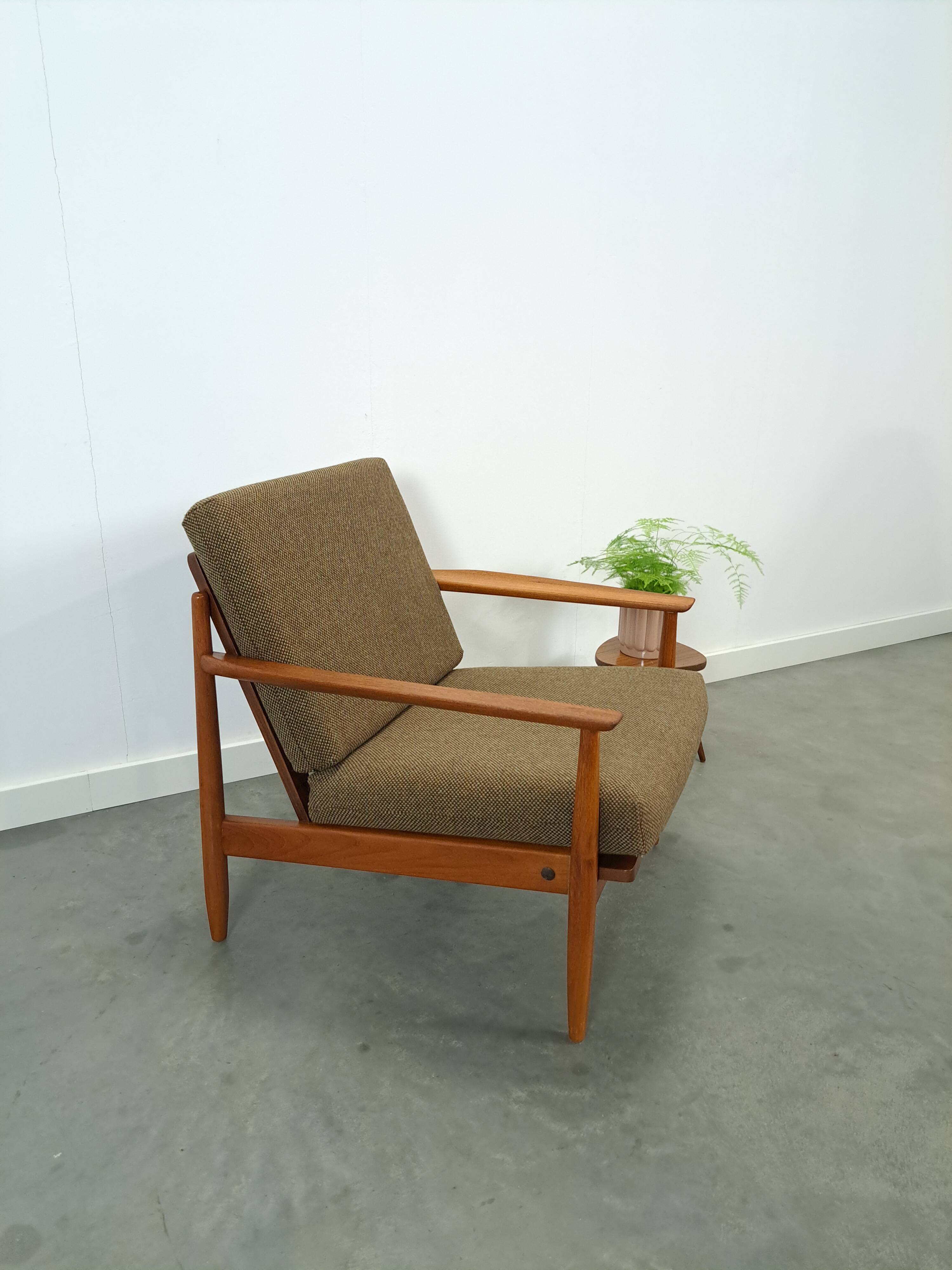 Teak Scandinavische fauteuil met bruin stoffen kussens, stoel 2