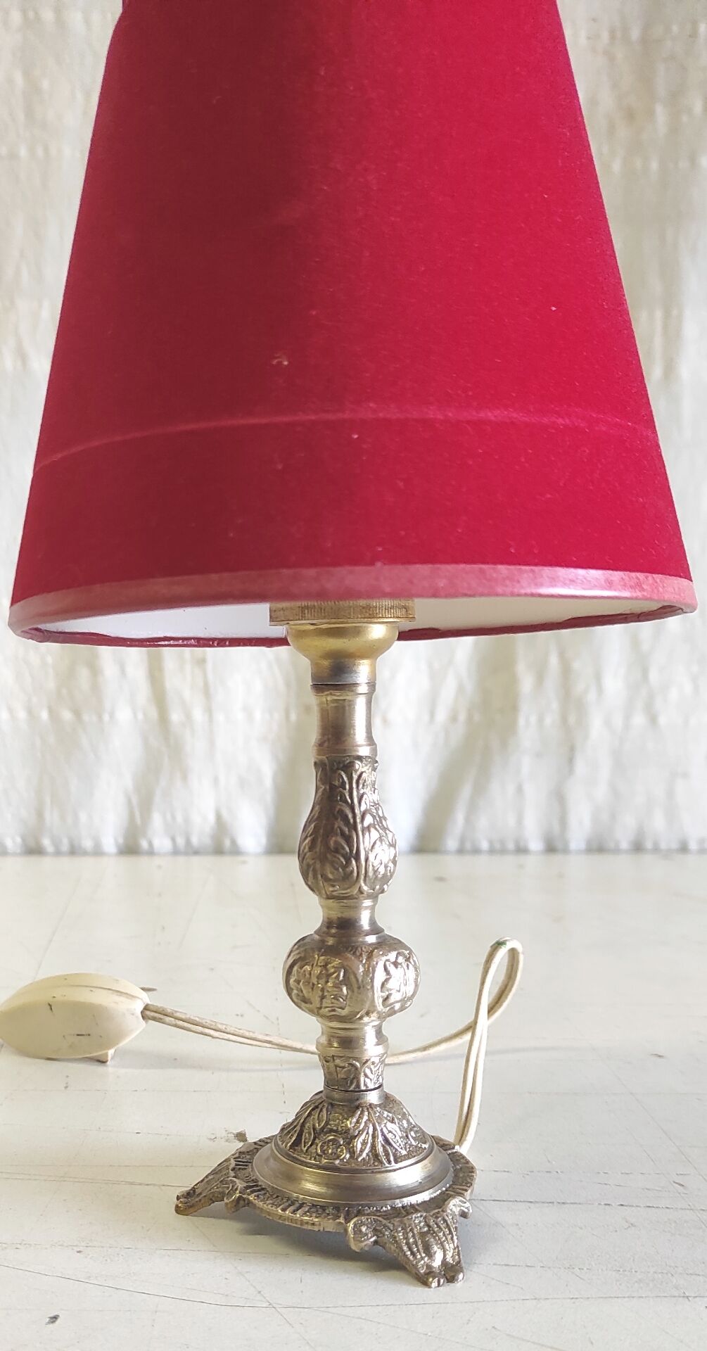 Table lamp in gilded brass and red velvet - mid 20th century.