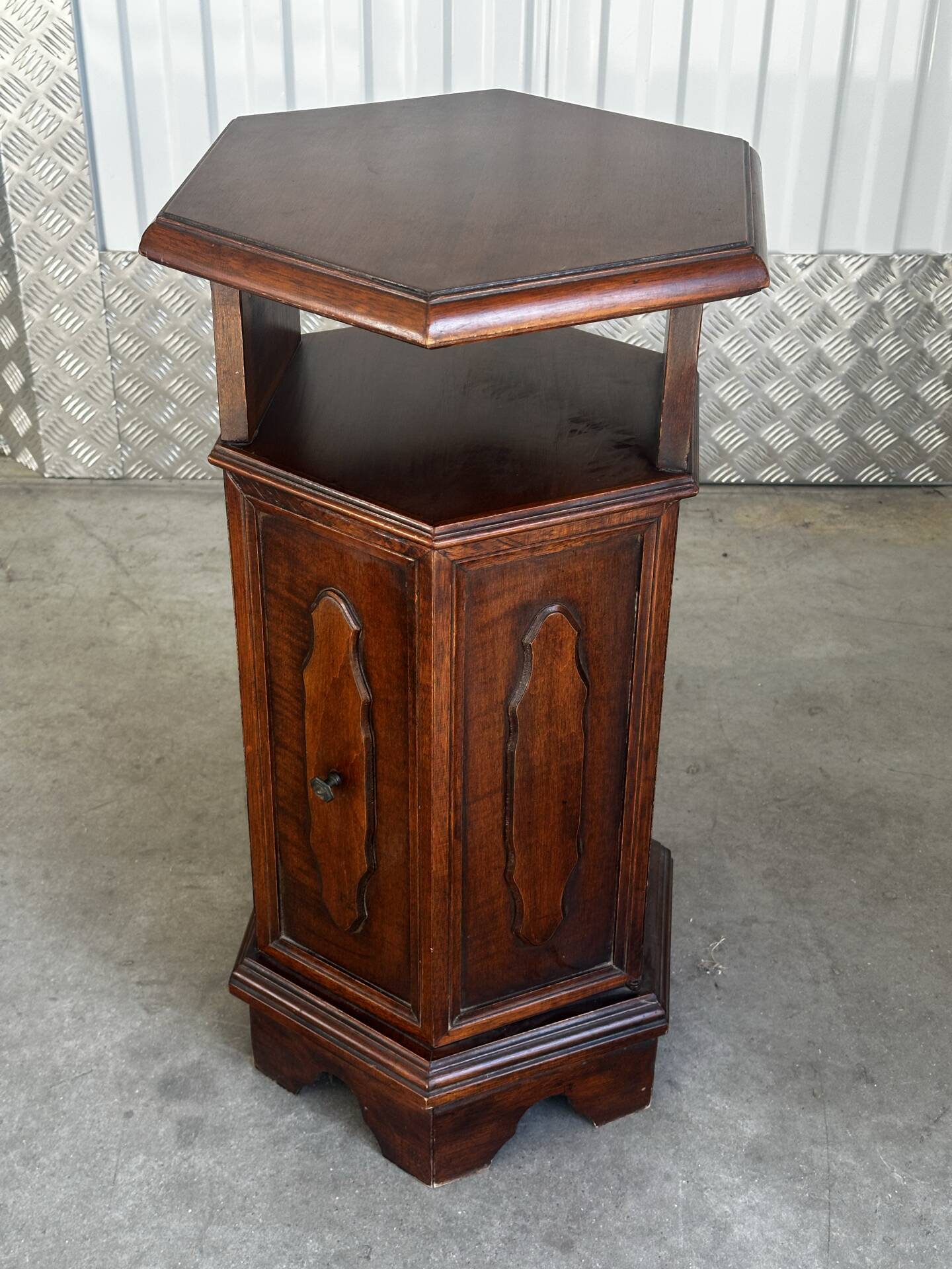 Meuble d’appoint hexagonal en bois d’acajou– XXe siècle