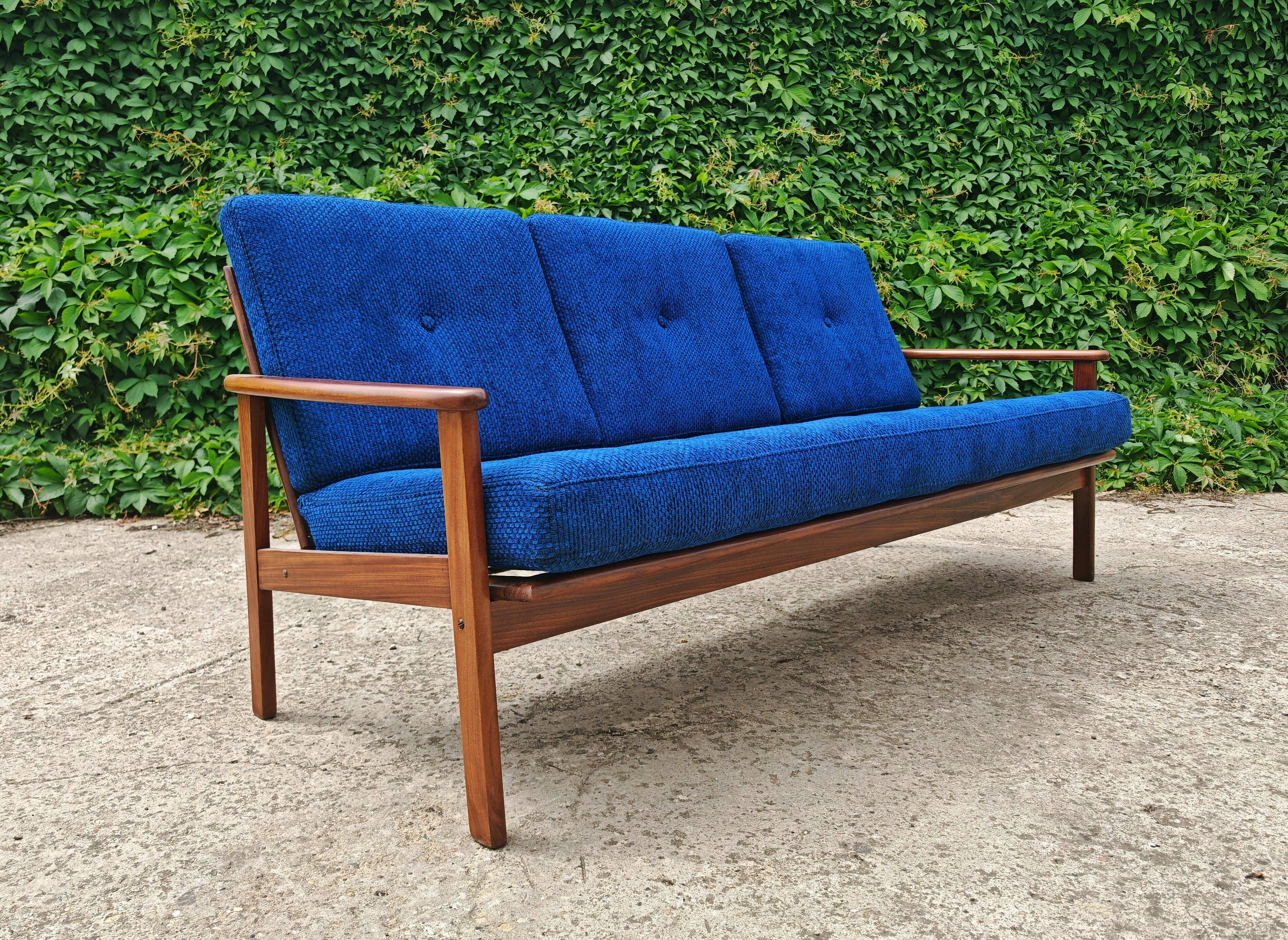 Mid Century 3-seater canapé in teak attributed to Arne Vodder.