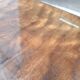 Table basse loupe d'ormes et laiton Roche Bobois