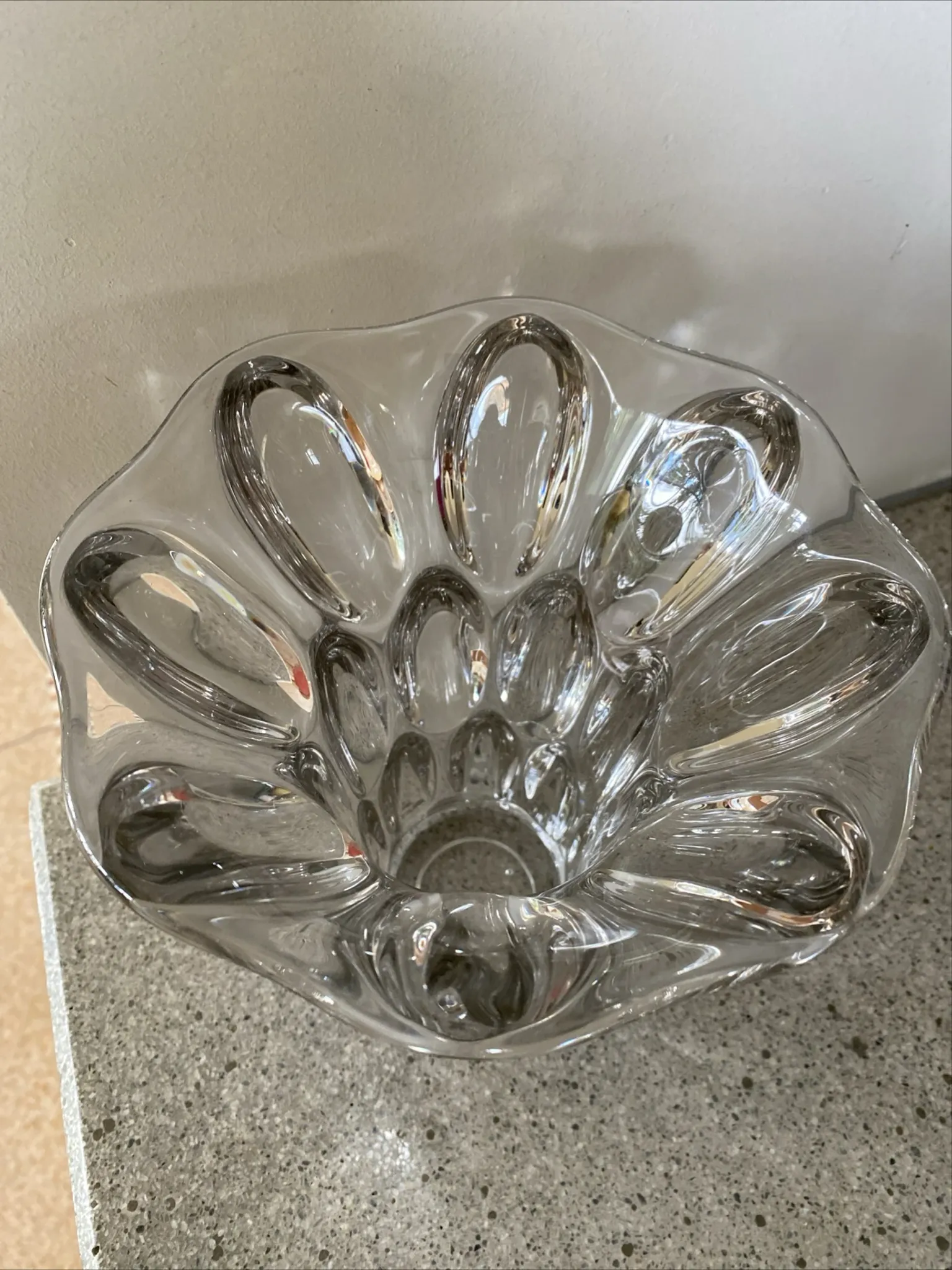 Pierre d'Avesn modernist vase in honeycomb crystal from the 1970s.
