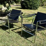 Paire de fauteuils en cuir et acier