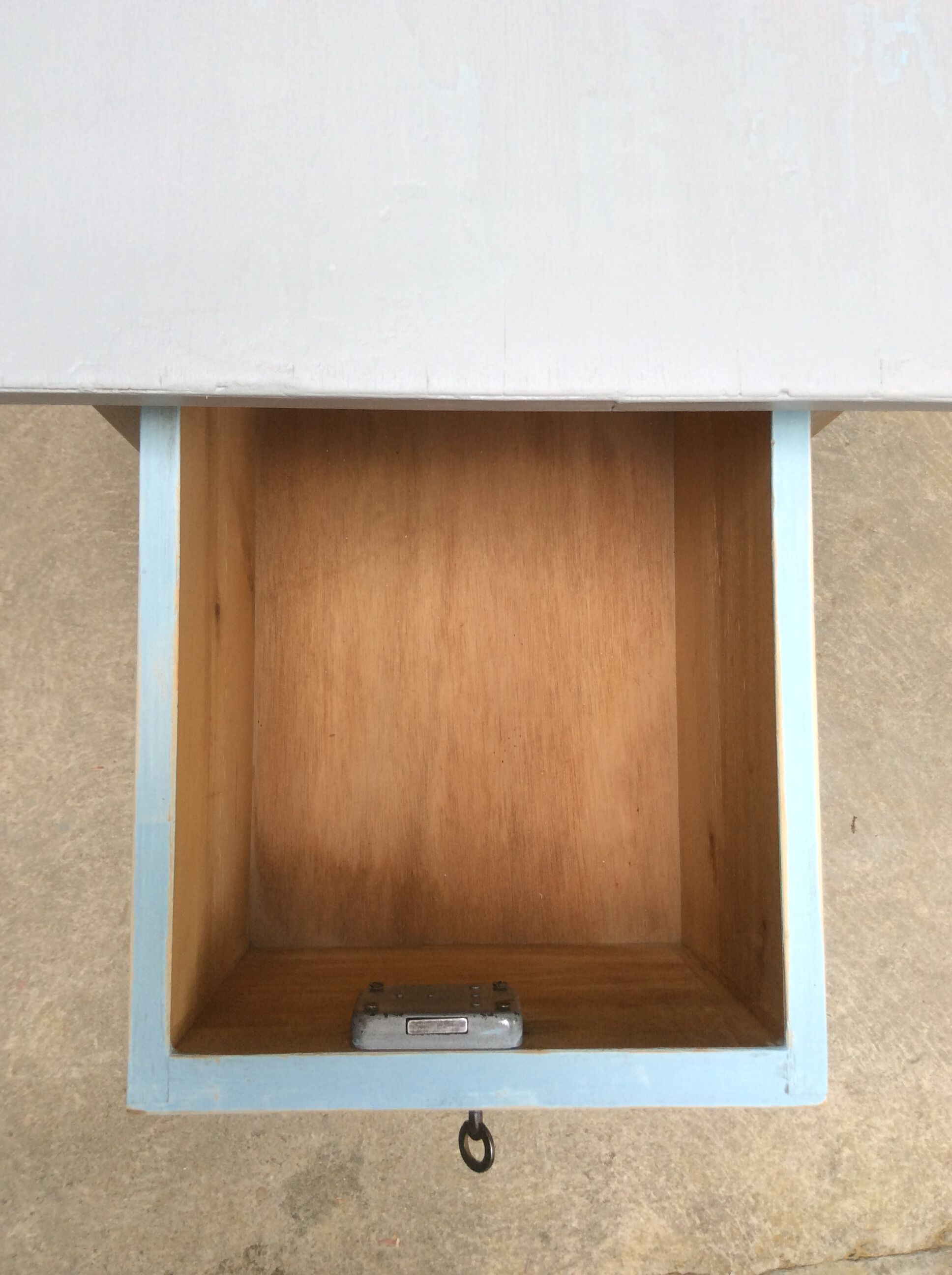 Small set-up with drawers