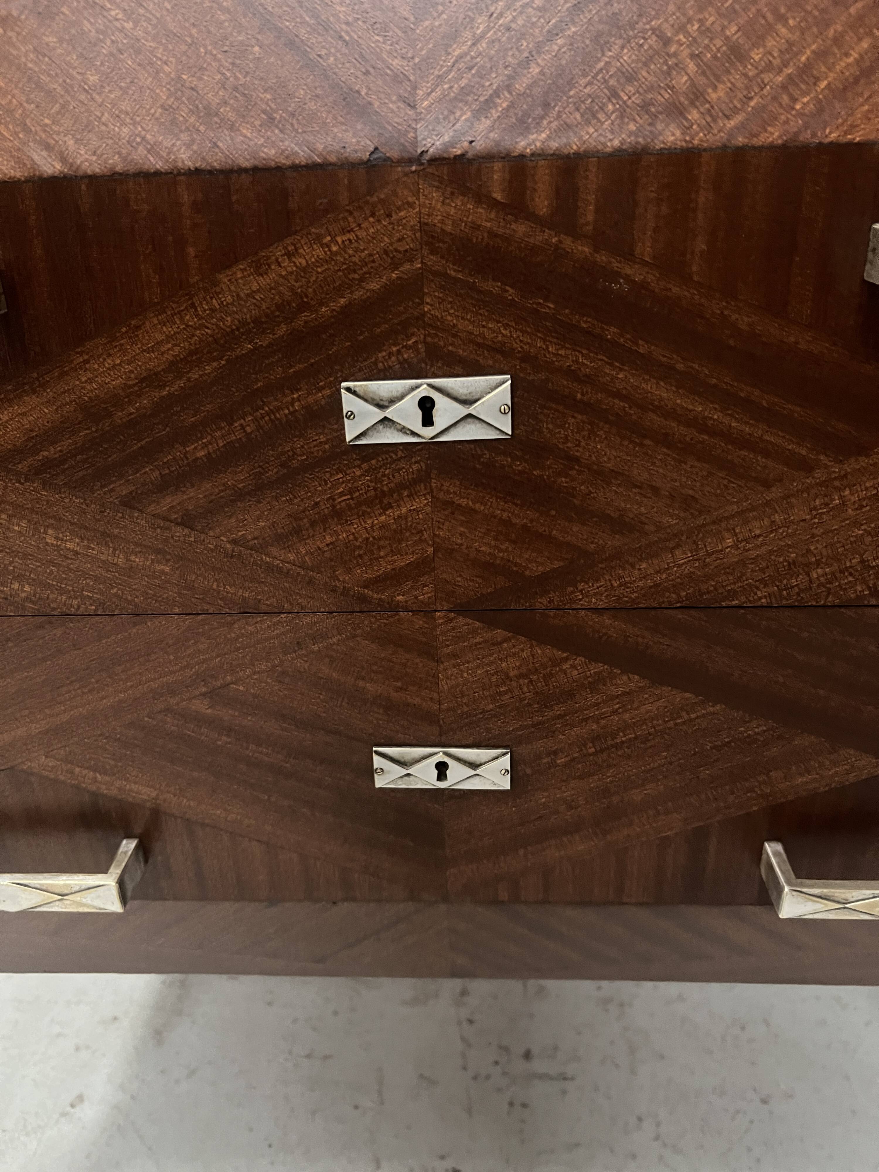 Art Deco chest of drawers with cut sides in mahogany veneer, 20th century