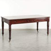 Bureau d'écriture anglais ancien de la fin du 19e siècle avec une couleur chaude.