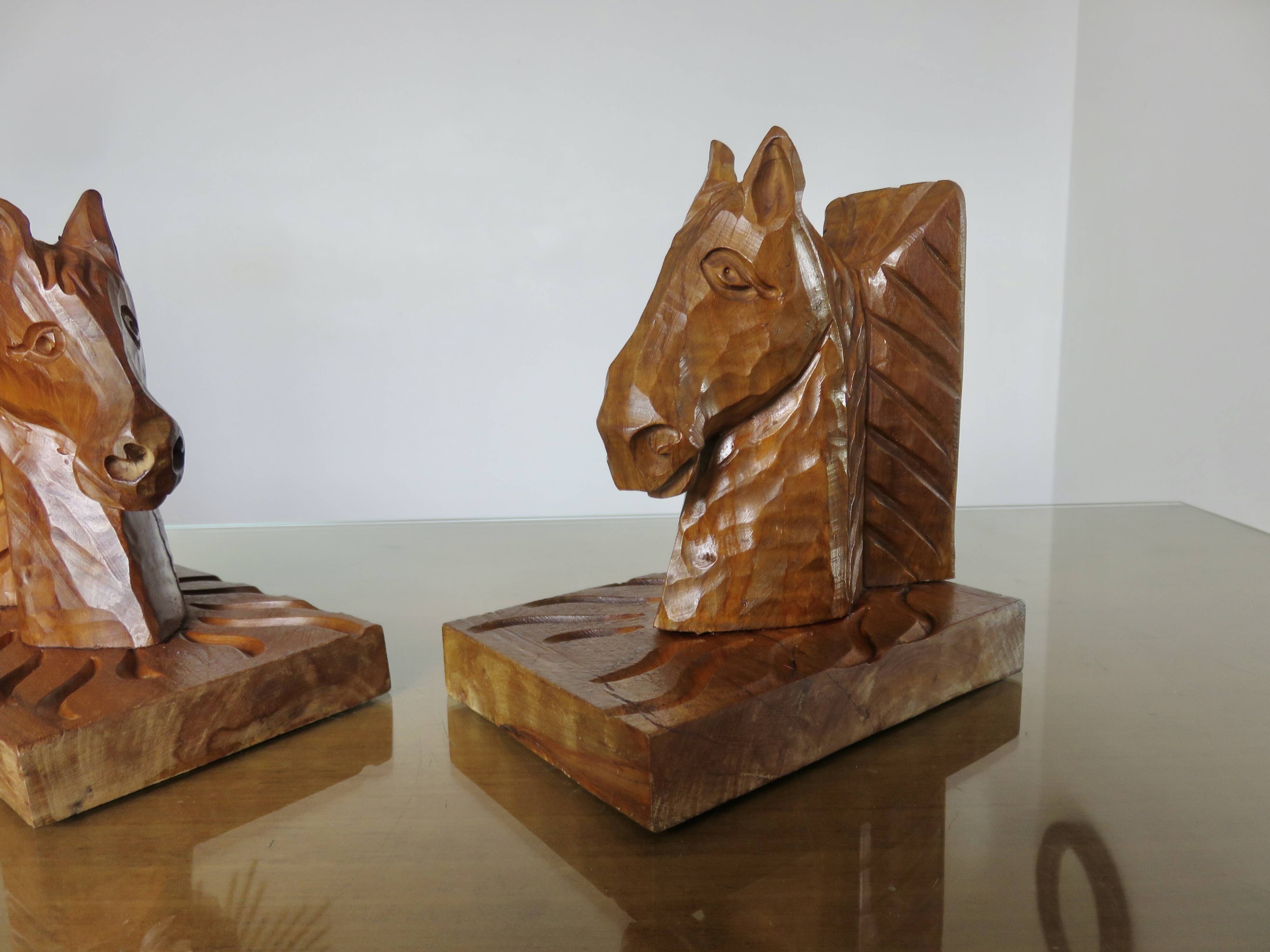 Paire de serre livres "chevaux" en bois de hêtre taillé à la gouge, 30-40