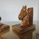 Paire de serre livres "chevaux" en bois de hêtre taillé à la gouge, 30-40