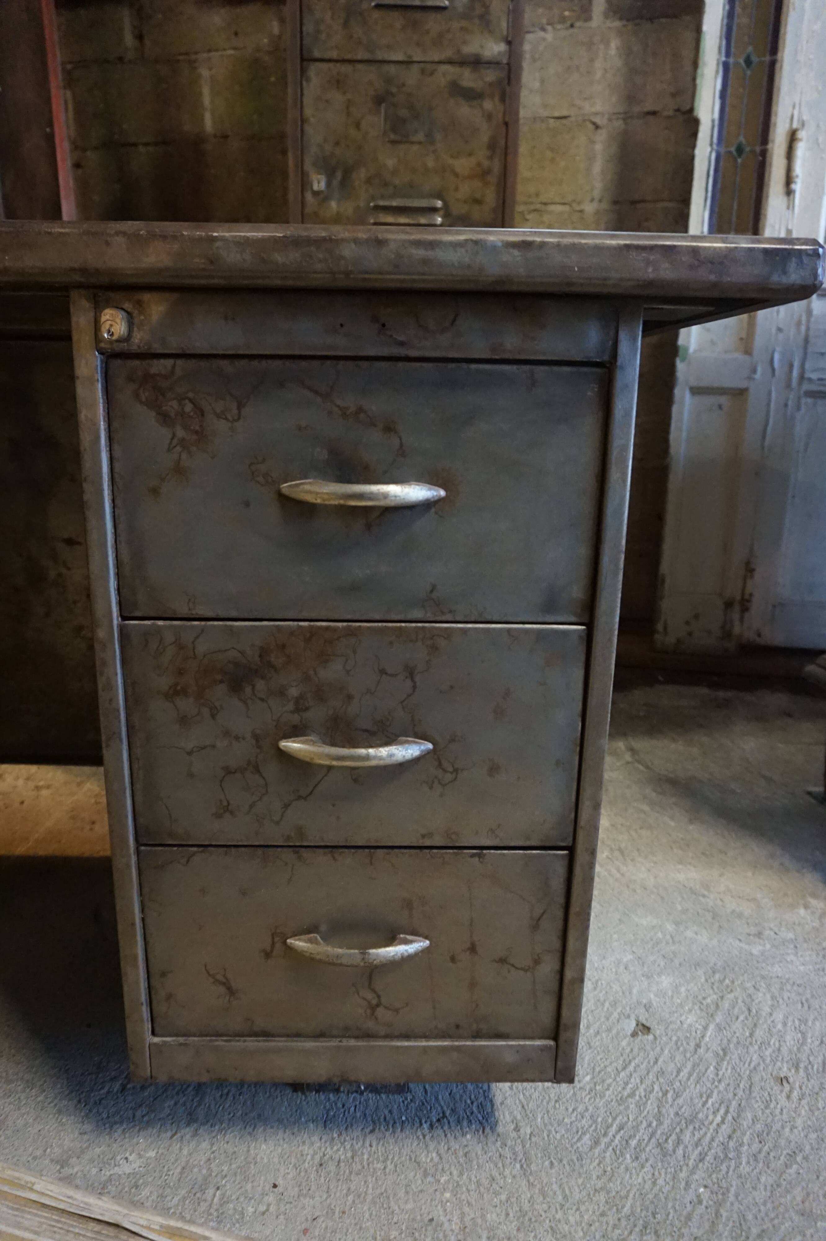 Bureau d’usine métallique