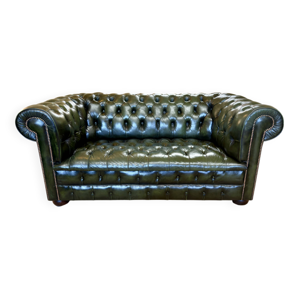 Canapé Chesterfield en cuir vert capitonné