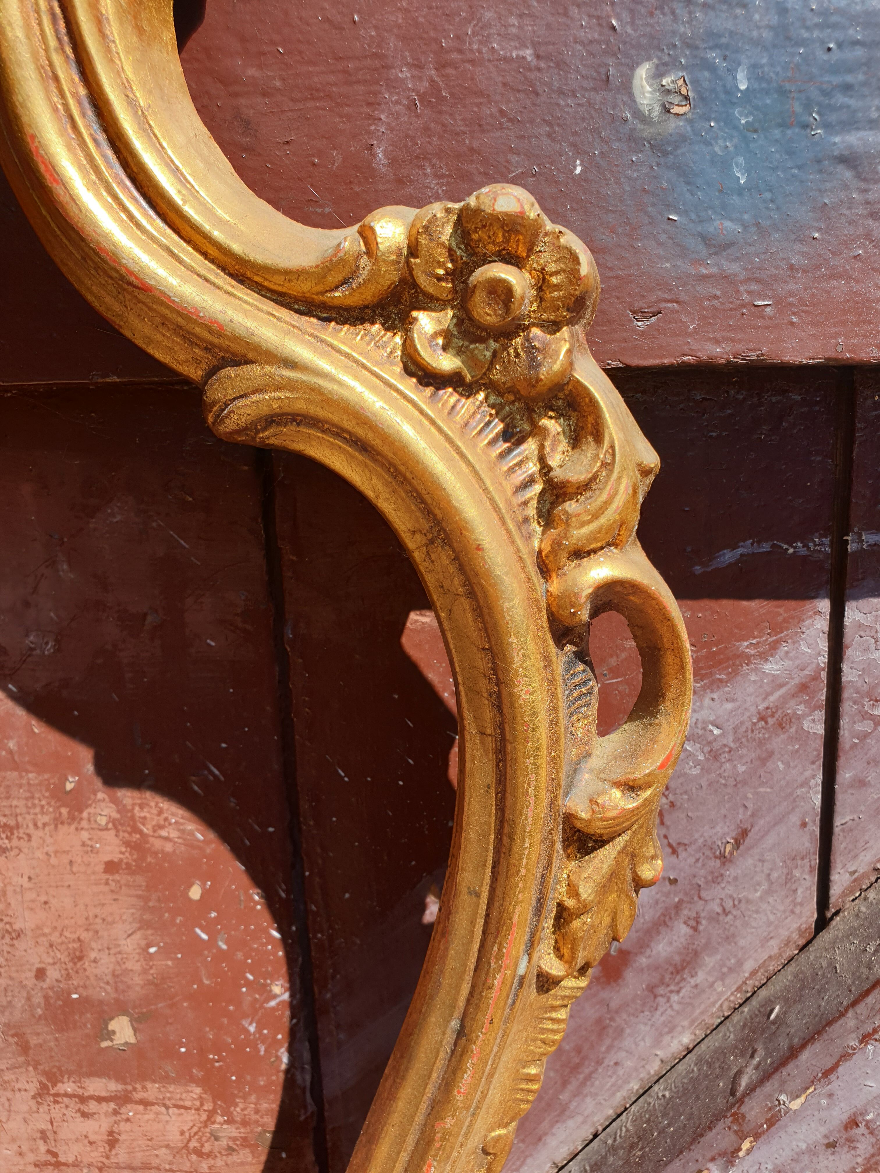 Baroque frame in carved gilded wood