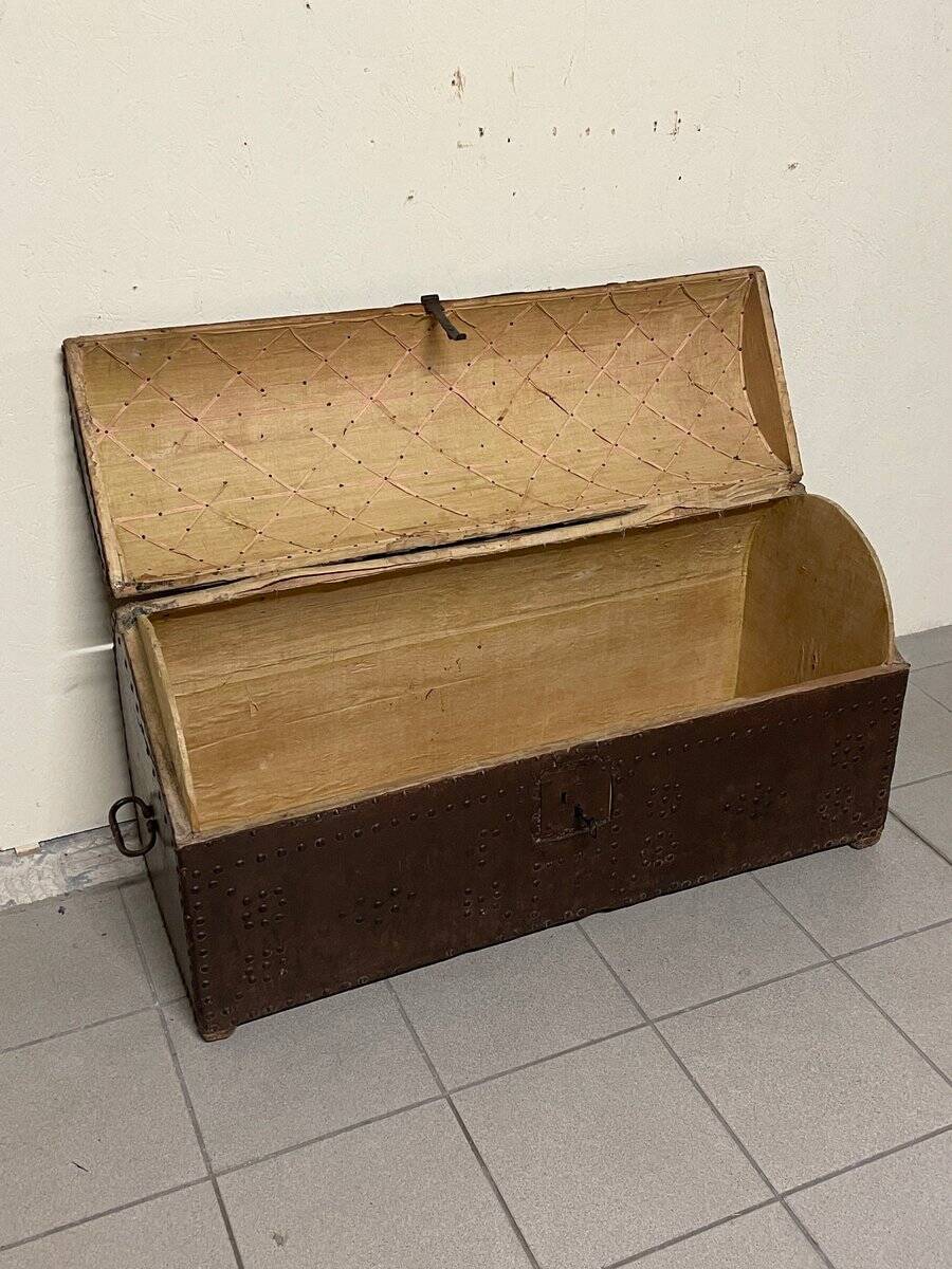 Antico baule da viaggio con borchie, XVIII-XIX secolo