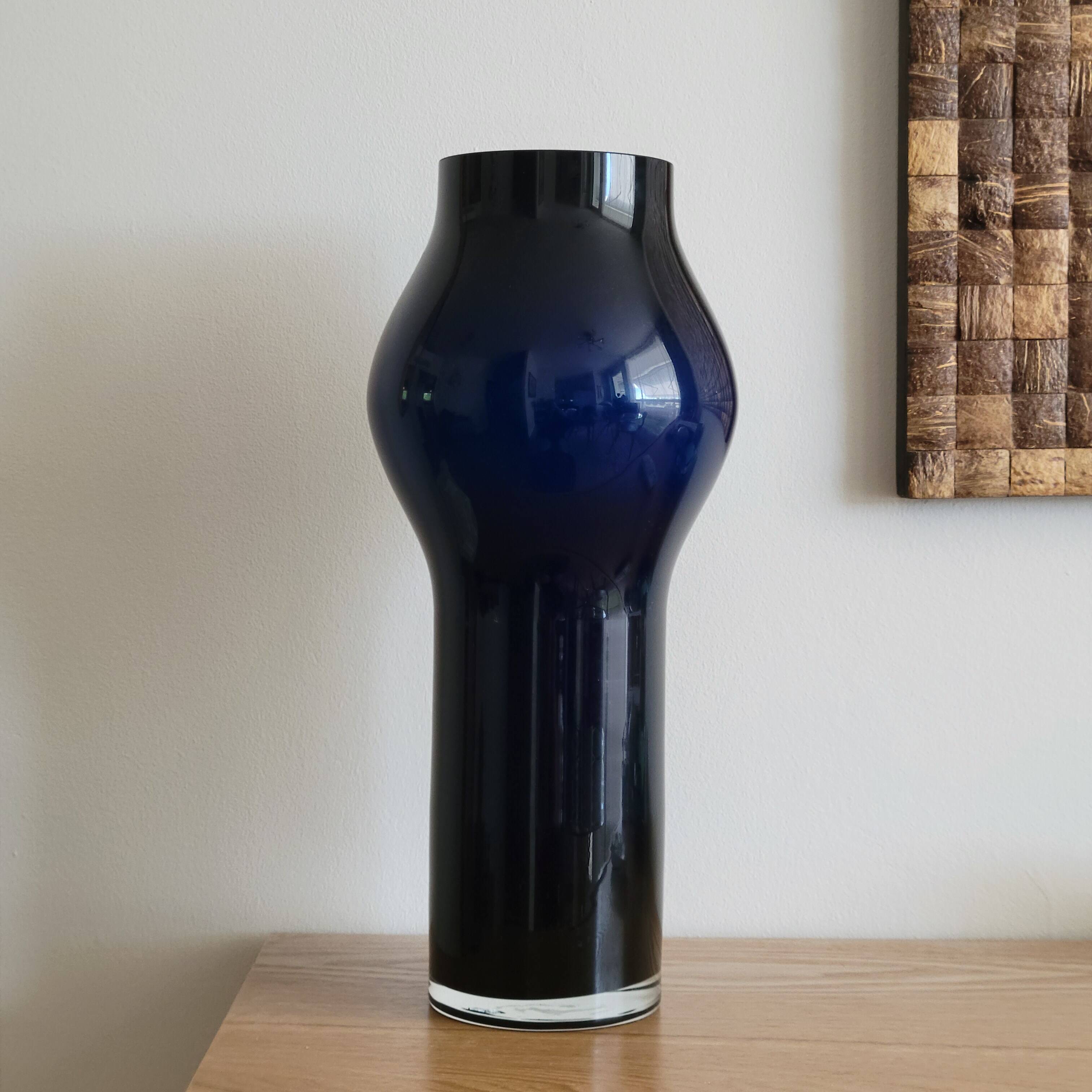 Imposing Midnight Blue Blown Glass Vase Design