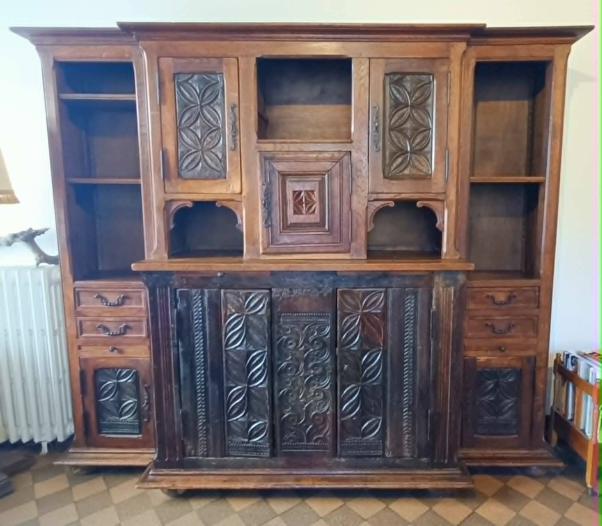 Grand meuble breton ancien en chêne – éléments sculptés anciens