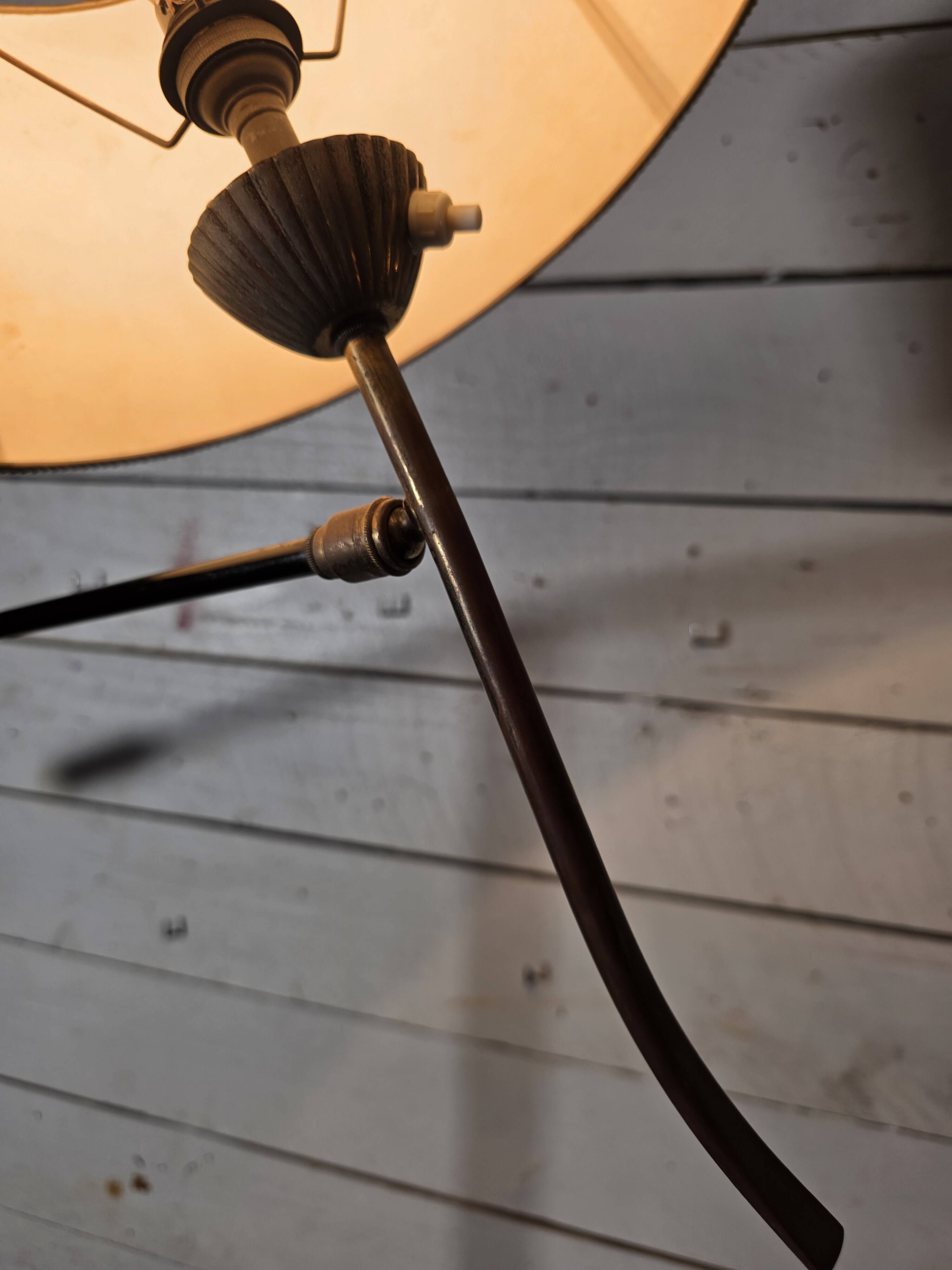 ​Lampadaire tripode à contrepoids Maison Lunel ,Années 50
