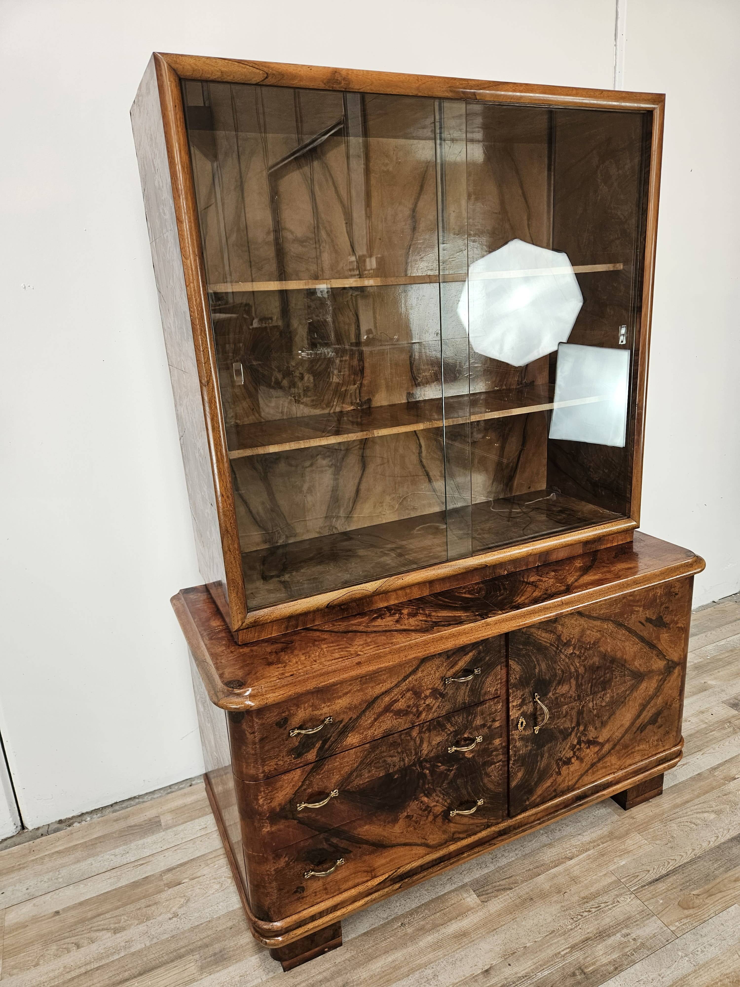 Art Decò display cabinet in walnut burl
