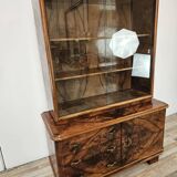 Art Decò display cabinet in walnut burl
