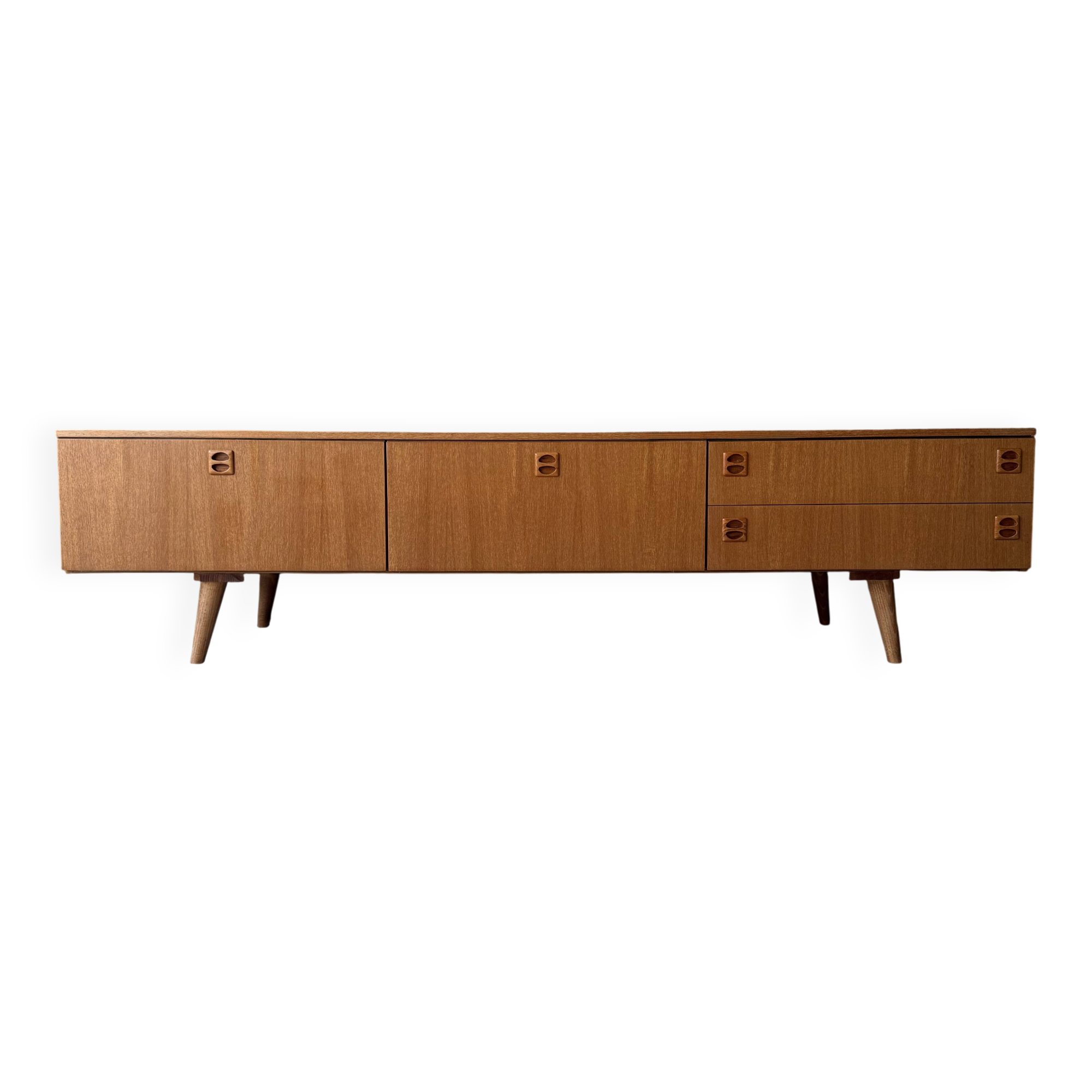 Scandinavian low sideboard in teak, 1970.